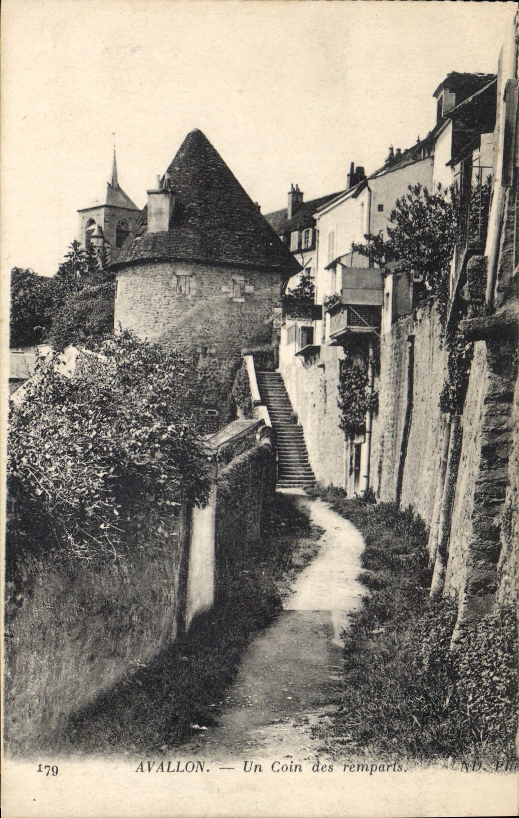 CPA Avallon Un coin des remparts 