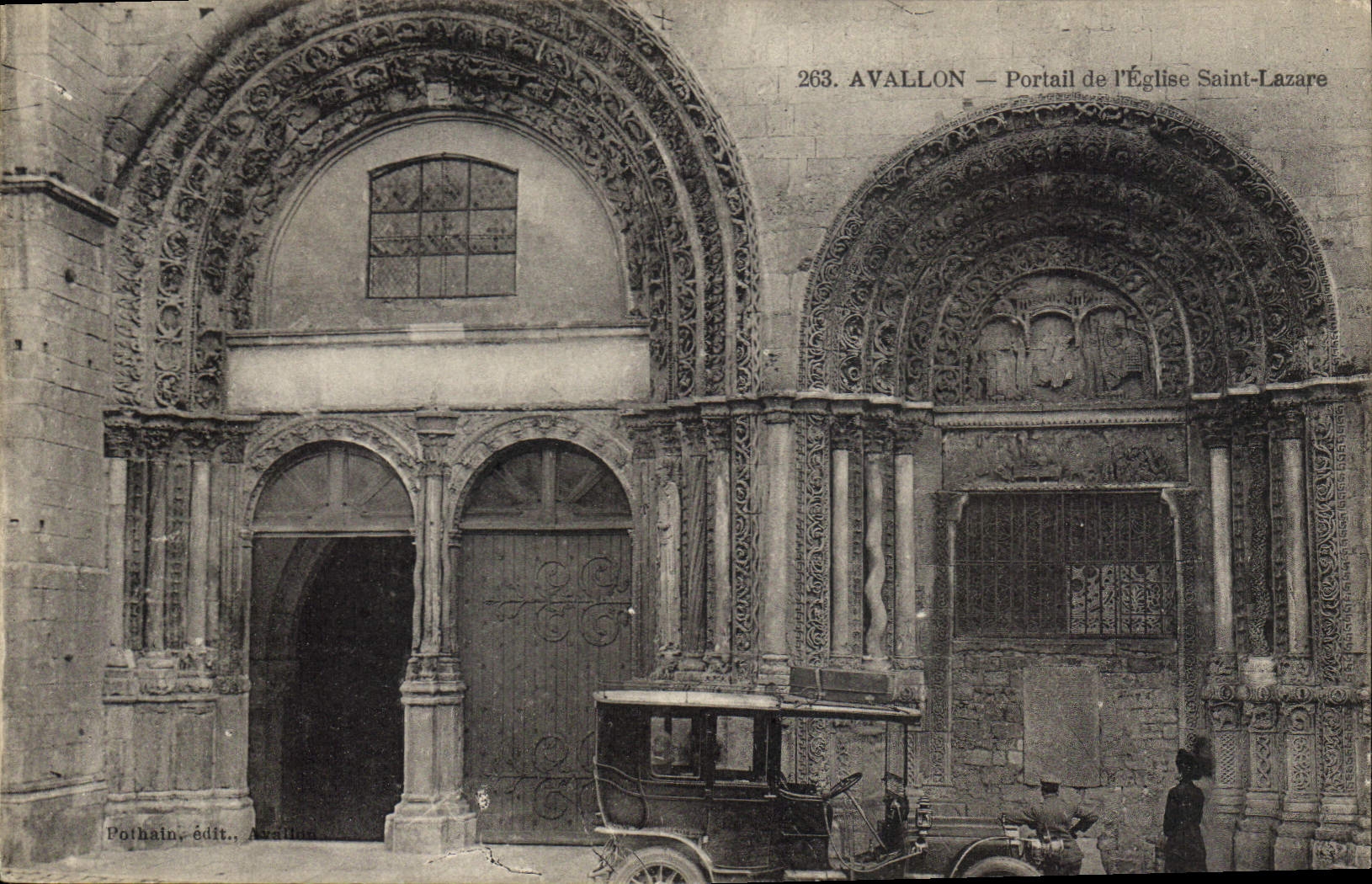 CPA Avallon Portail de l'Eglise Saint Lazare Automobile