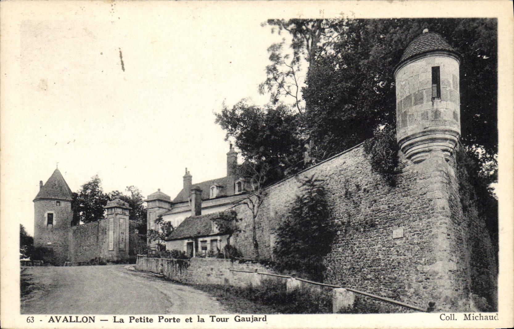 CPA Avallon La Petite Porte et la Tour Gaujard 
