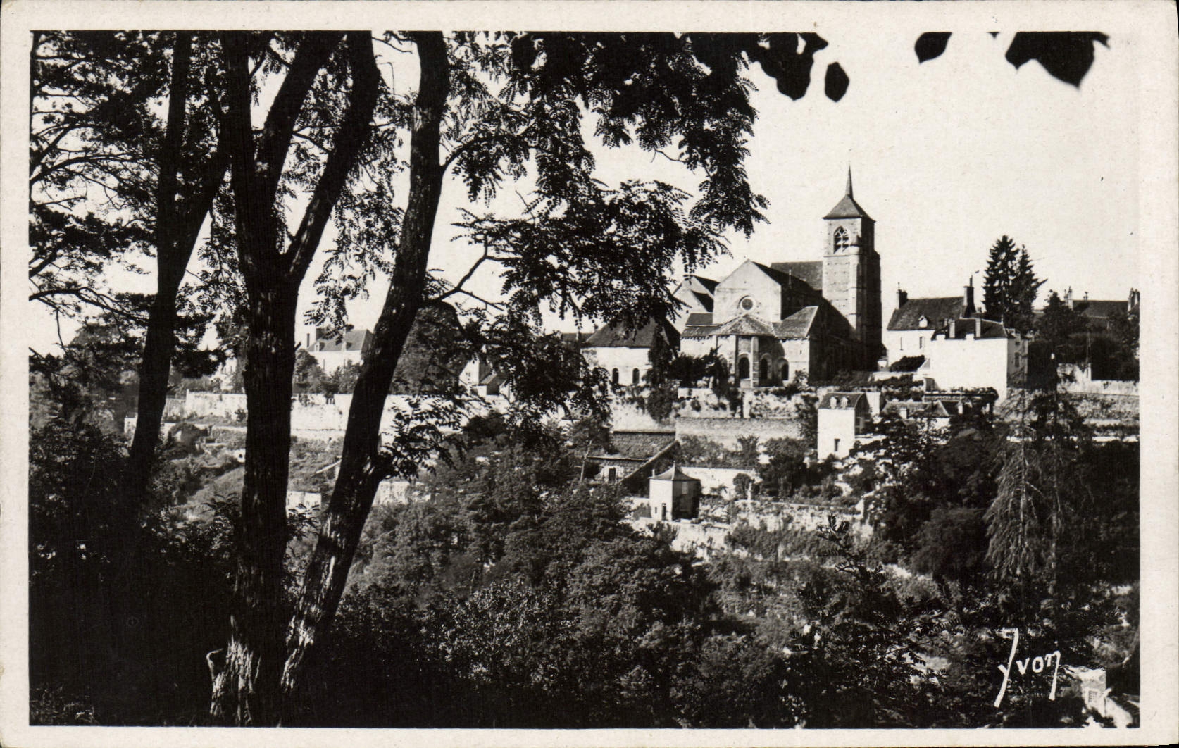 CPA Avallon Yonne L'Eglise St Lazare vue du bois des Chaumes