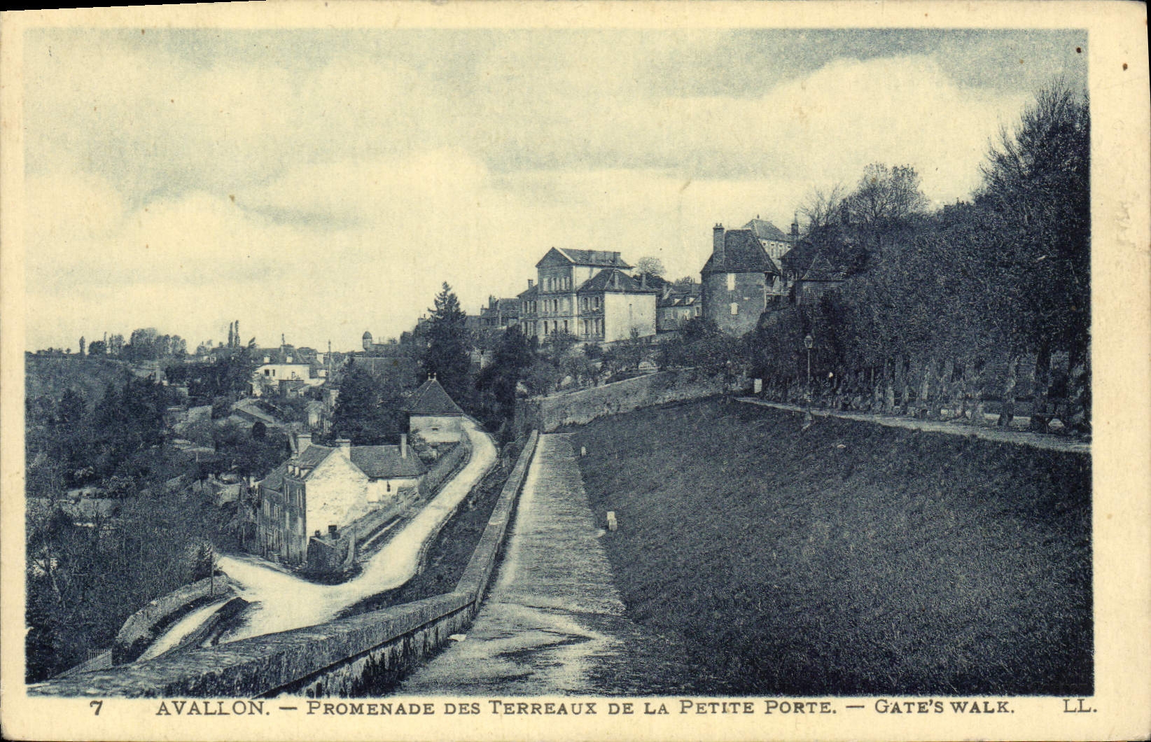 CPA Avallon Promenade des Terreaux de la Petite Porte 