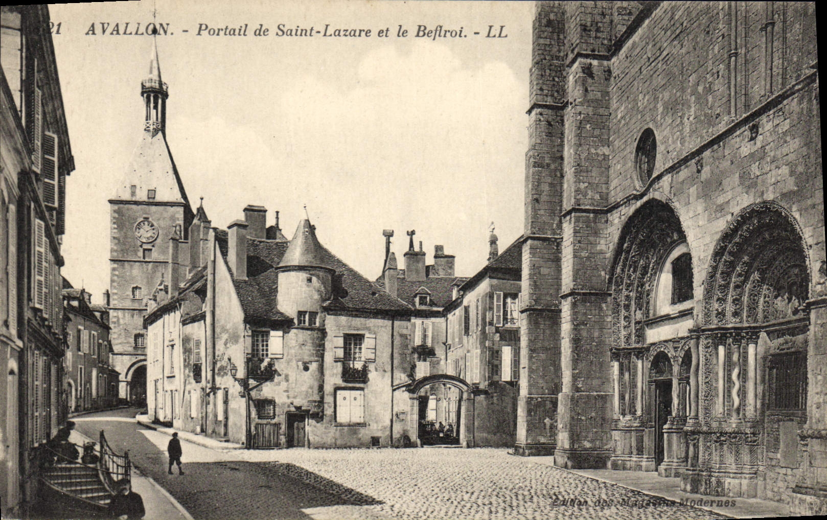 CPA Avallon Portail de Saint Lazare et le Beftroi