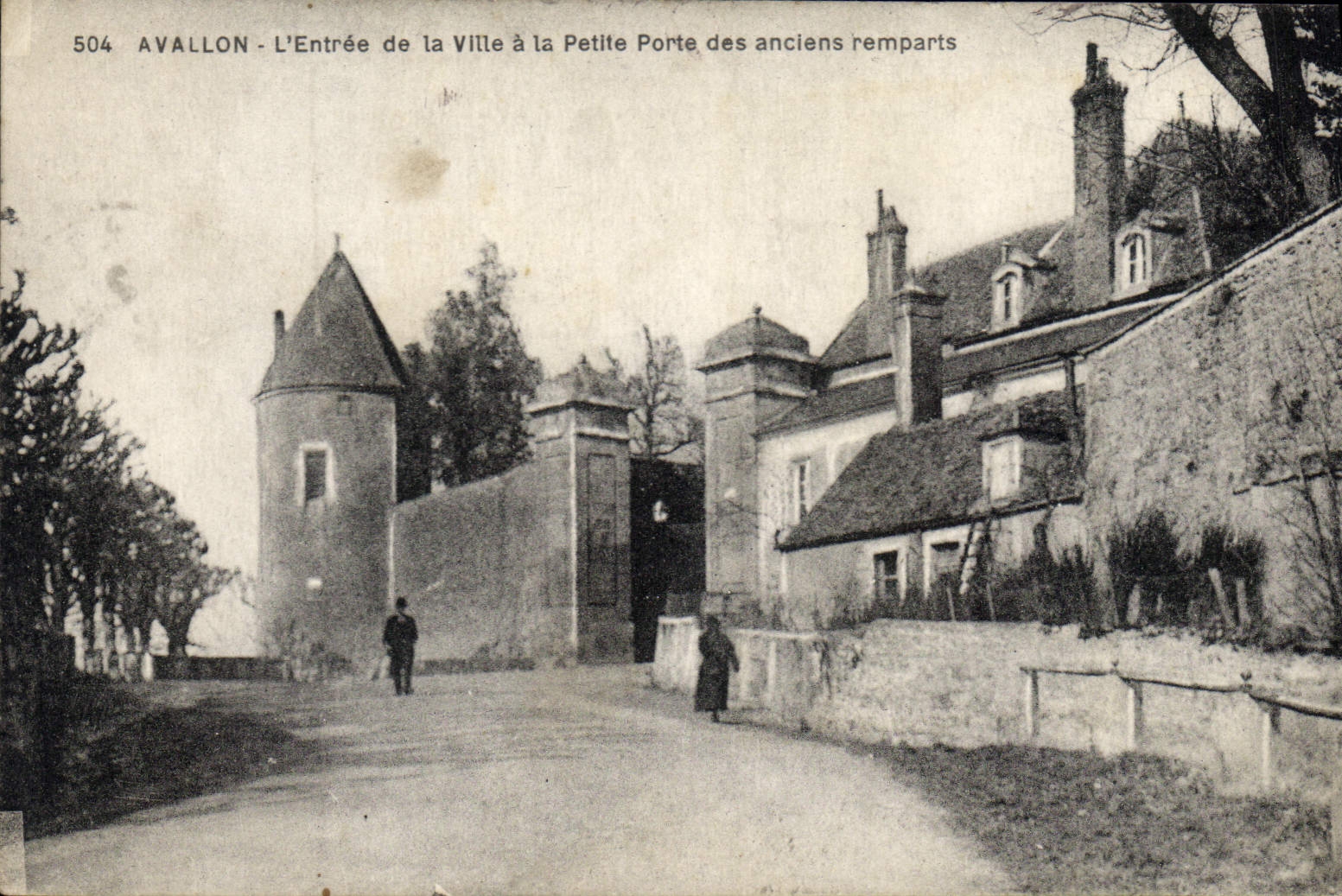 CPA Avallon L'Entree de la Ville a la Petite Porte des anciens remparts