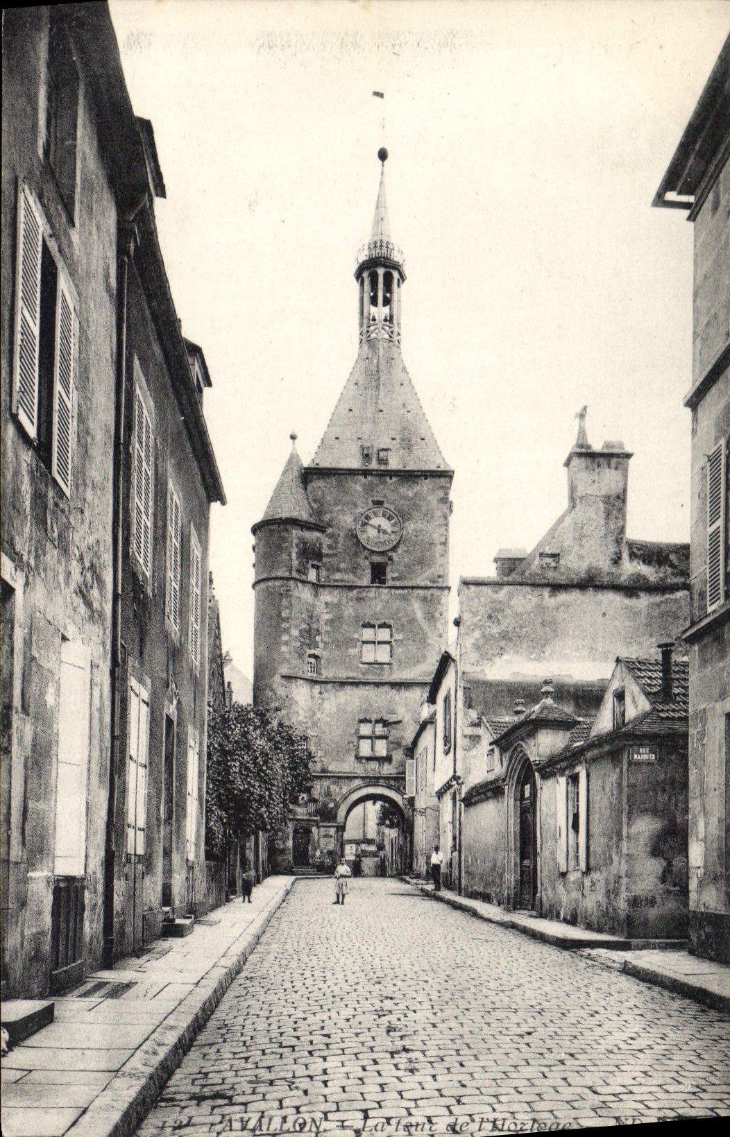 CPA Avallon la Tour de l'Horloge 