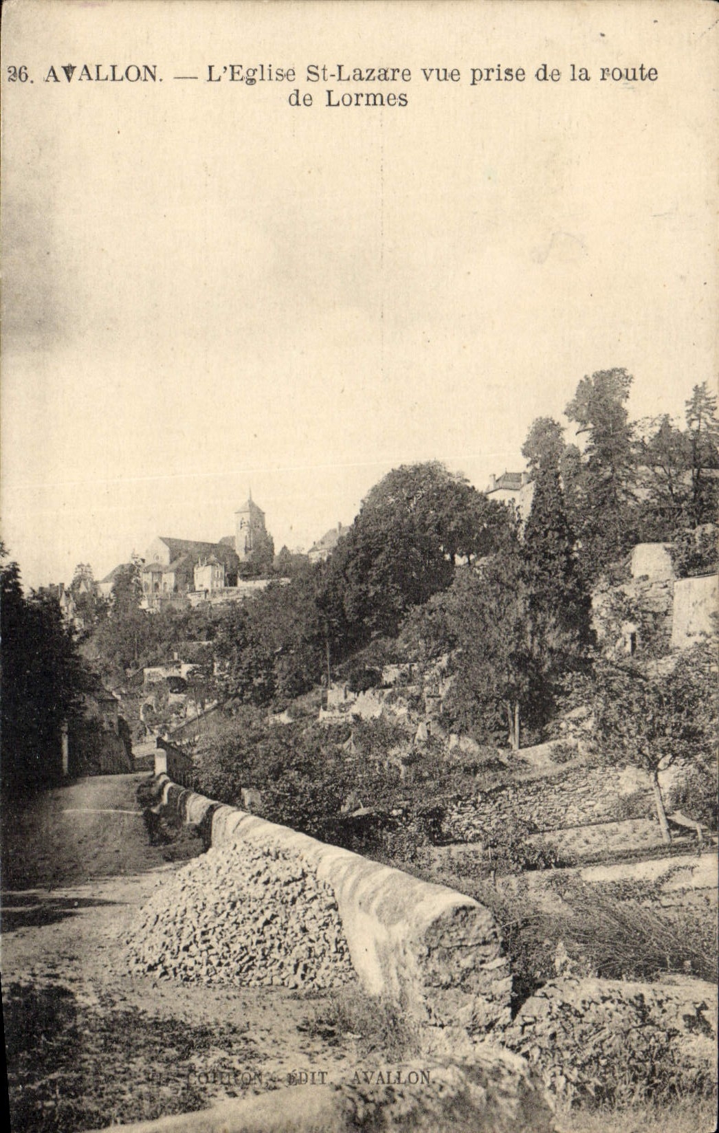 CPA Avallon L'Eglise St Lazare vue prise de la Route de Lormes