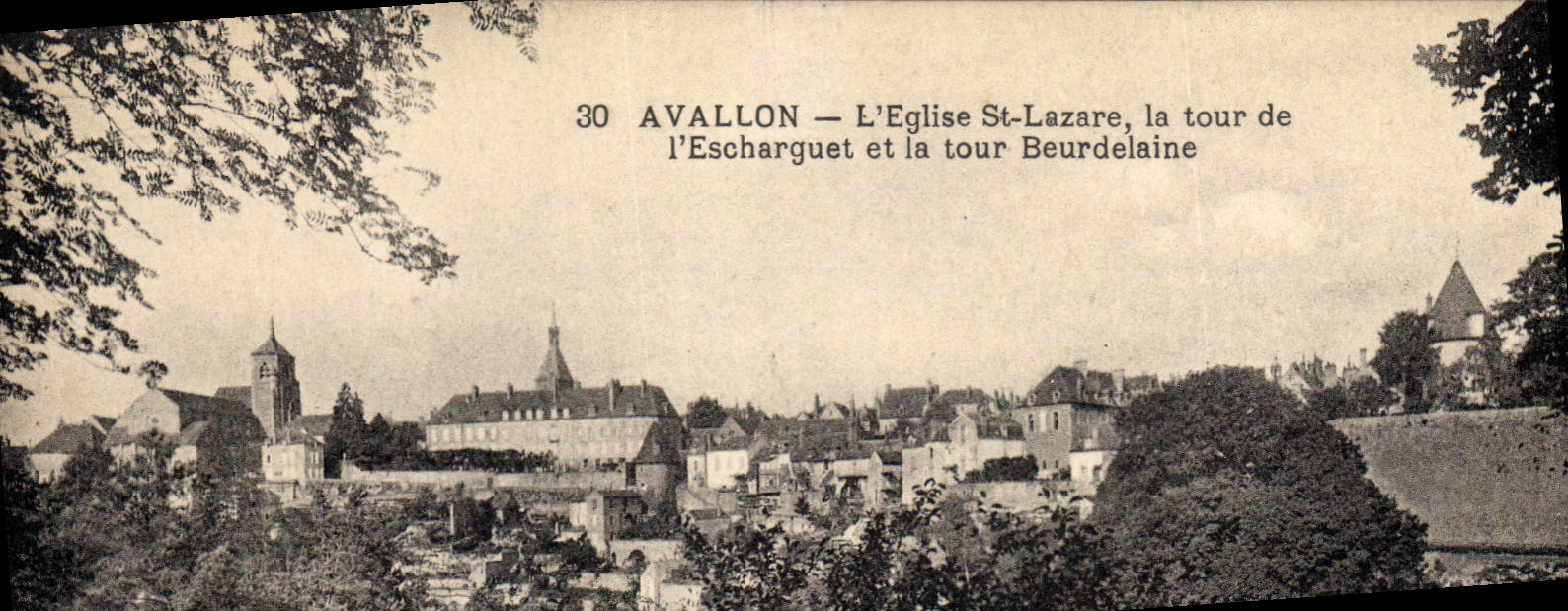 CPA Avallon L'Eglise St Lazare la tou de l'Escharguet et la tour Beurdelaine