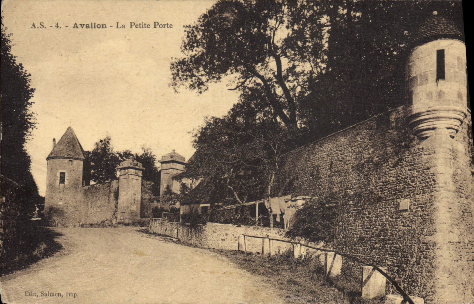 CPA Avallon La Petite Porte 