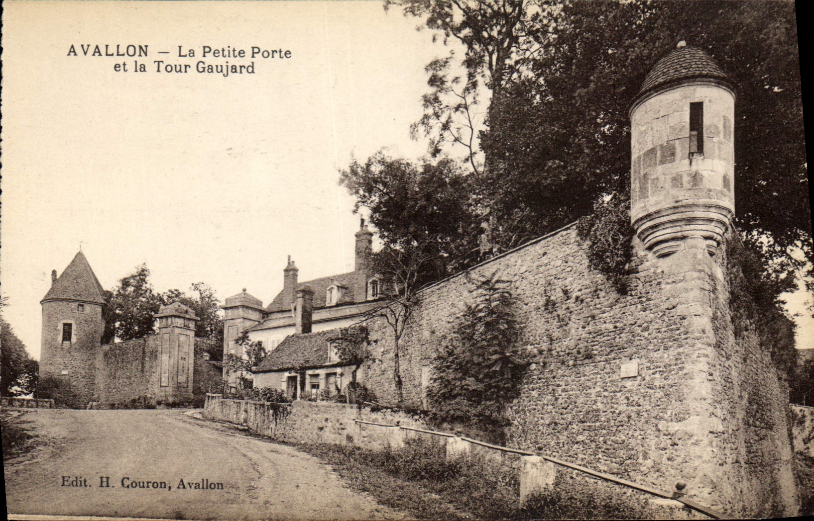 CPA Avallon La Petite Porte et la Tour Gaujard 