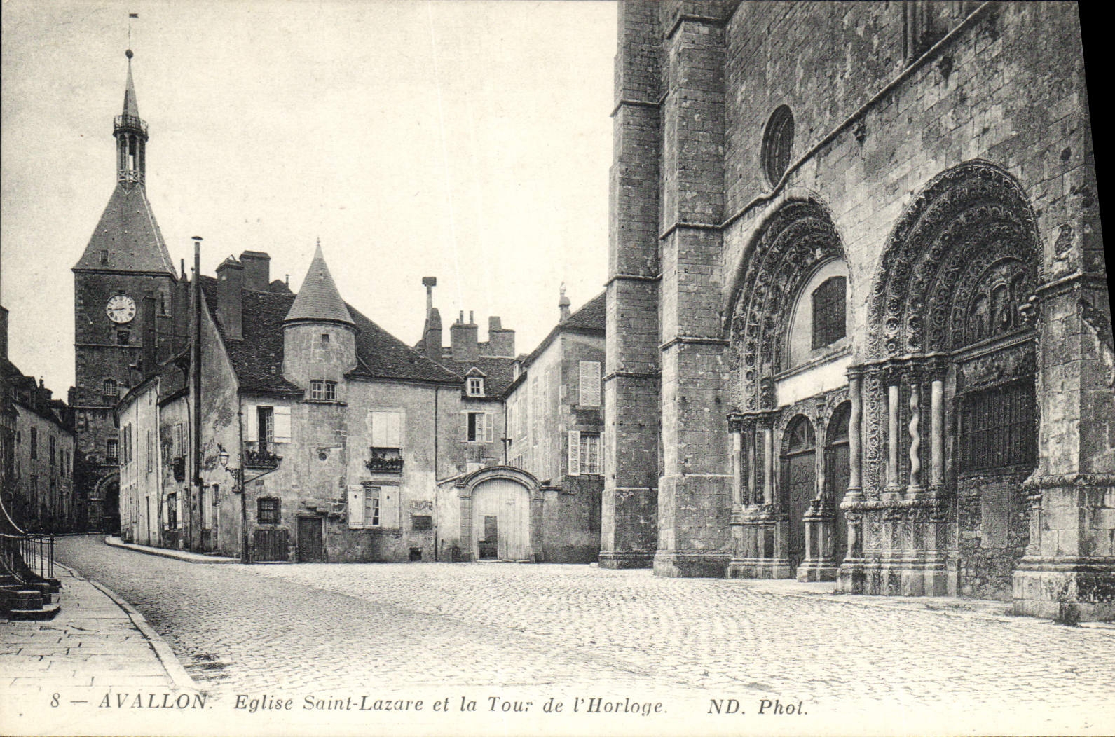 CPA Avallon Eglise Saint Lazare et la Tour de l'Horloge 