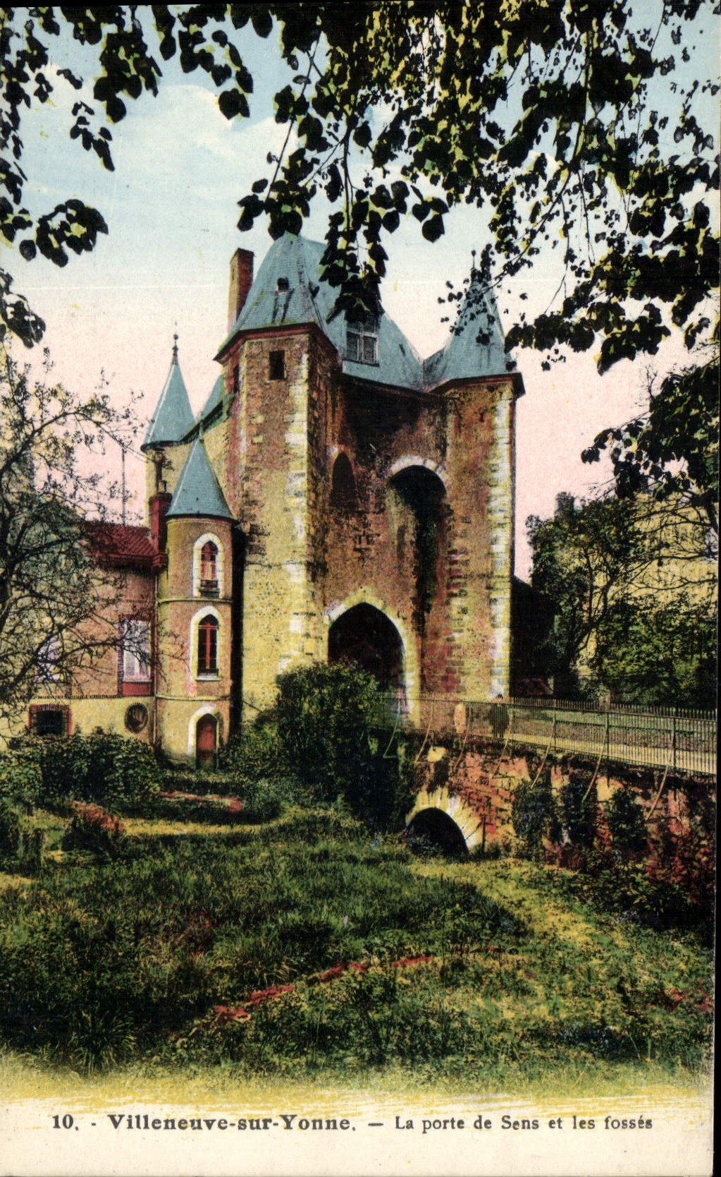 CPA Villeneuve sur Yonne La Porte de Sens et les fosses