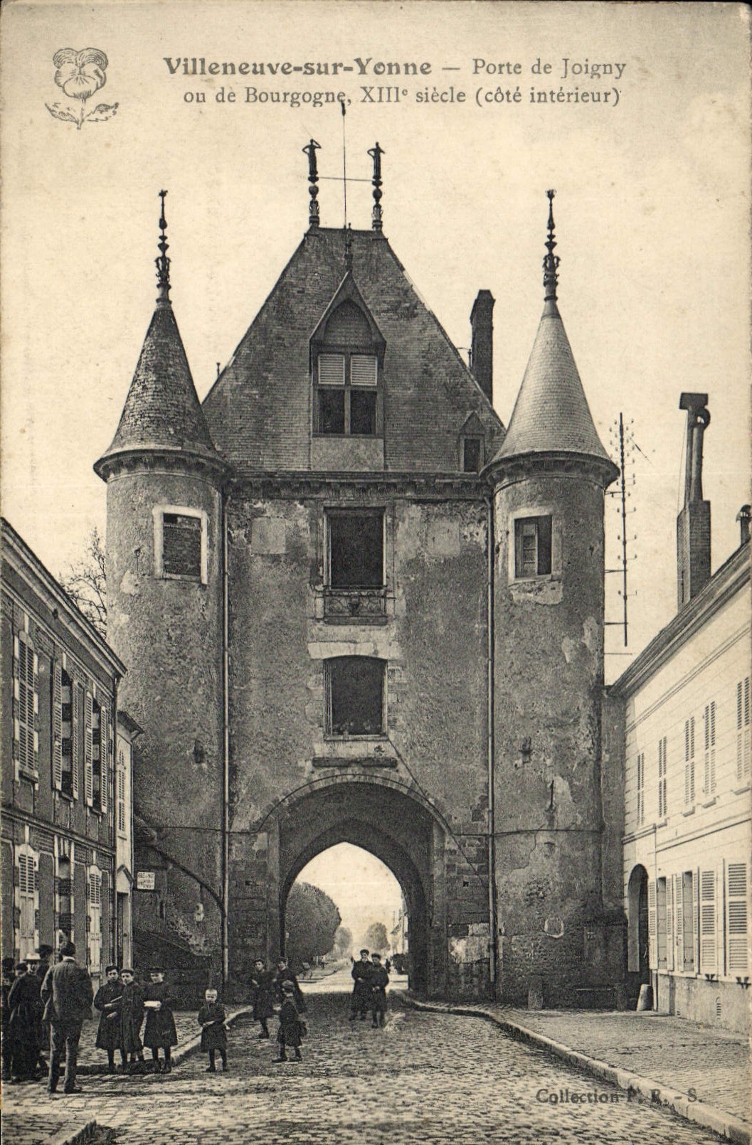CPA Villeneuve sur Yonne Porte de Joigny ou de Bourgogne cote interieur