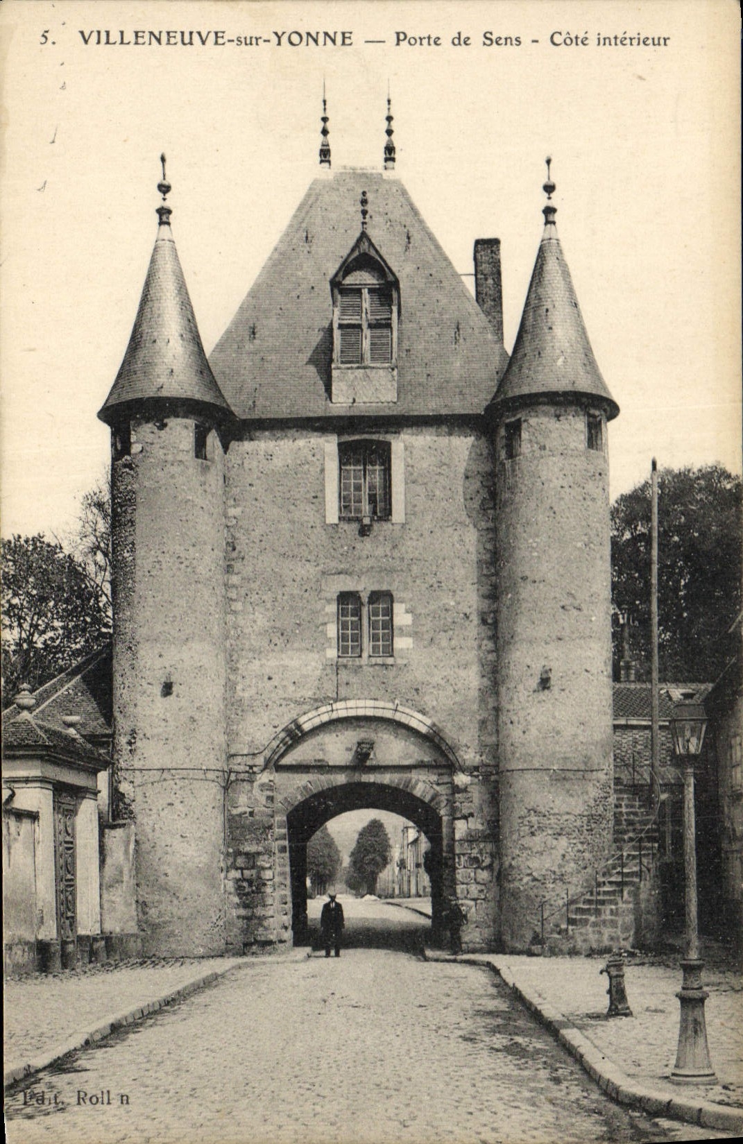 CPA Villeneuve sur Yonne Porte de Sens cote interieur