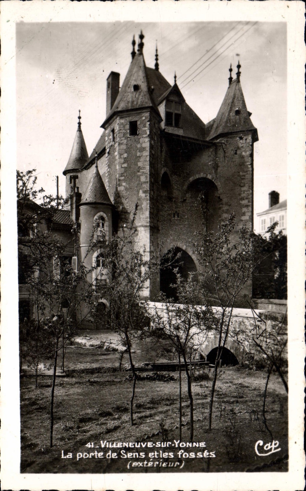 CPA Villeneuve sur Yonne La Porte de Sens et les fosses exterieur 