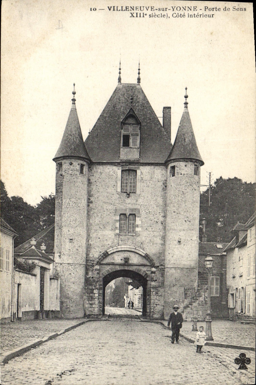 CPA Villeneuve sur Yonne Porte de Sens cote interieur 
