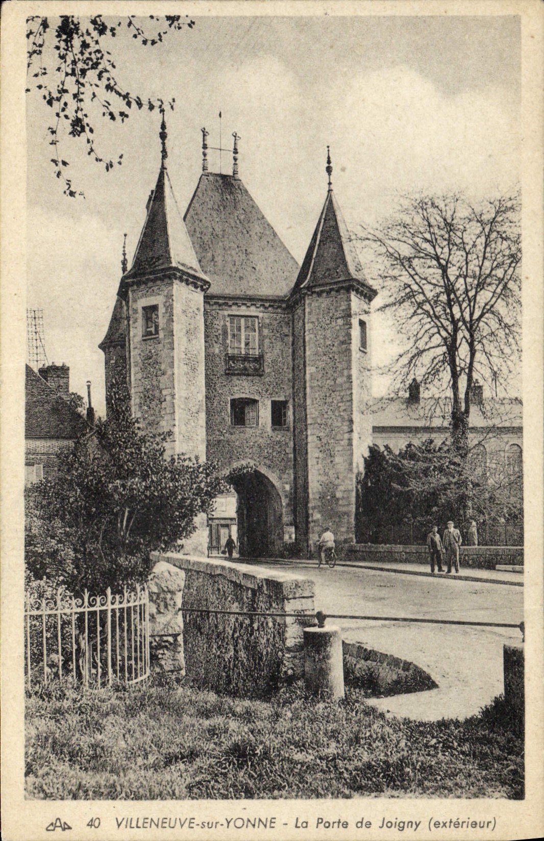 CPA Villeneuve sur Yonne La Porte de Joigny exterieur 