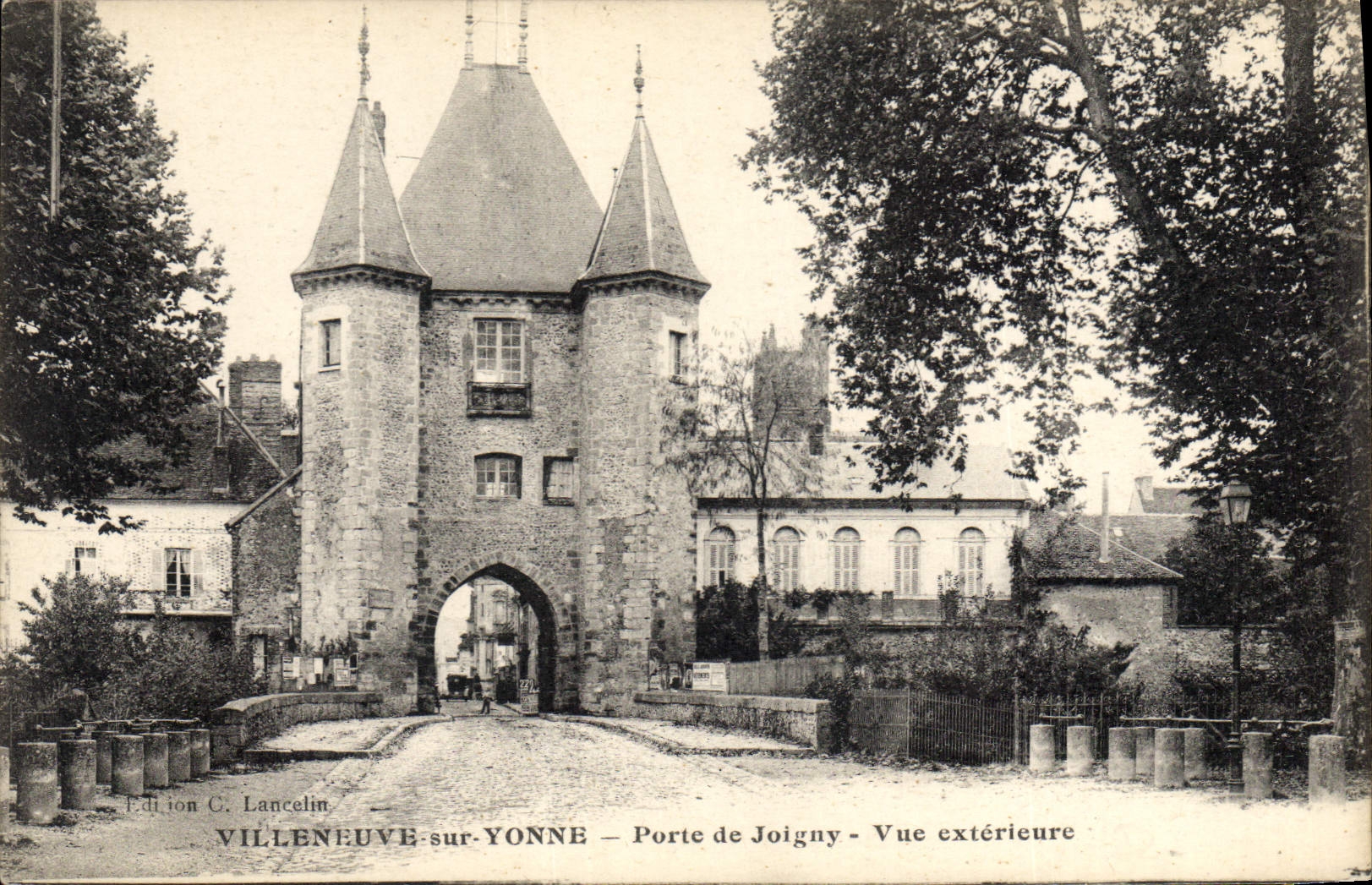 CPA Villeneuve sur Yonne Porte de Joigny vue exterieure 