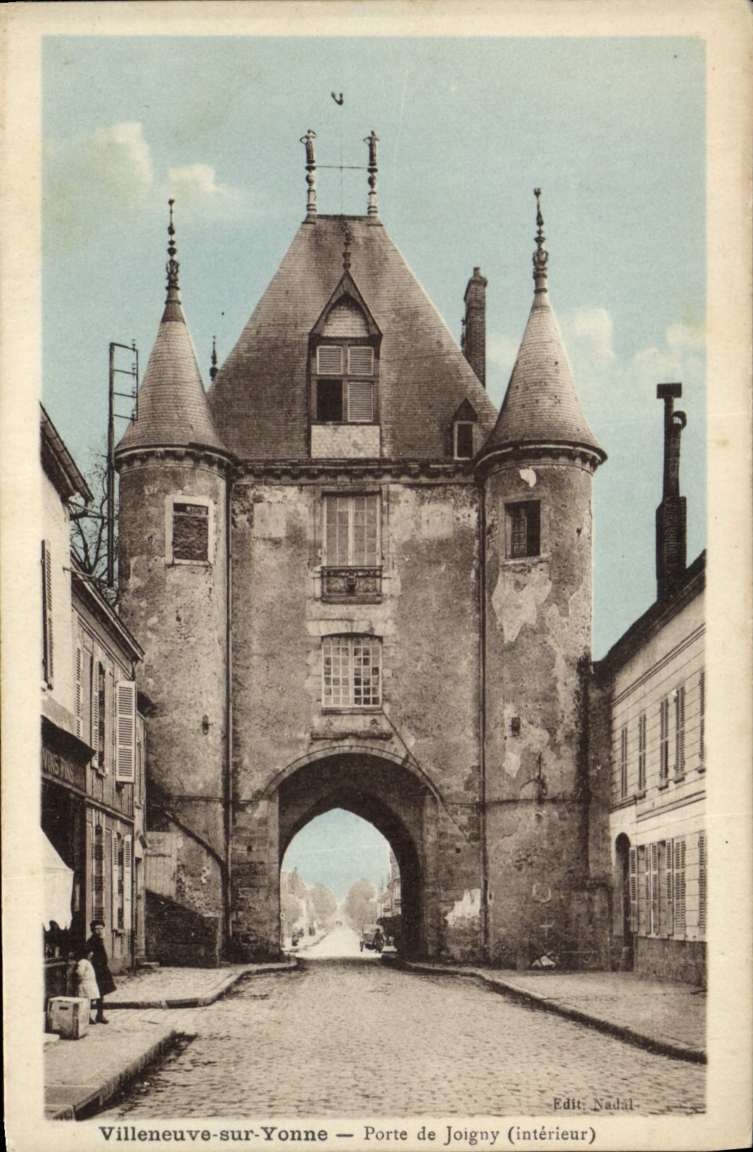 CPA Villeneuve sur Yonne Porte de Joigny interieur 