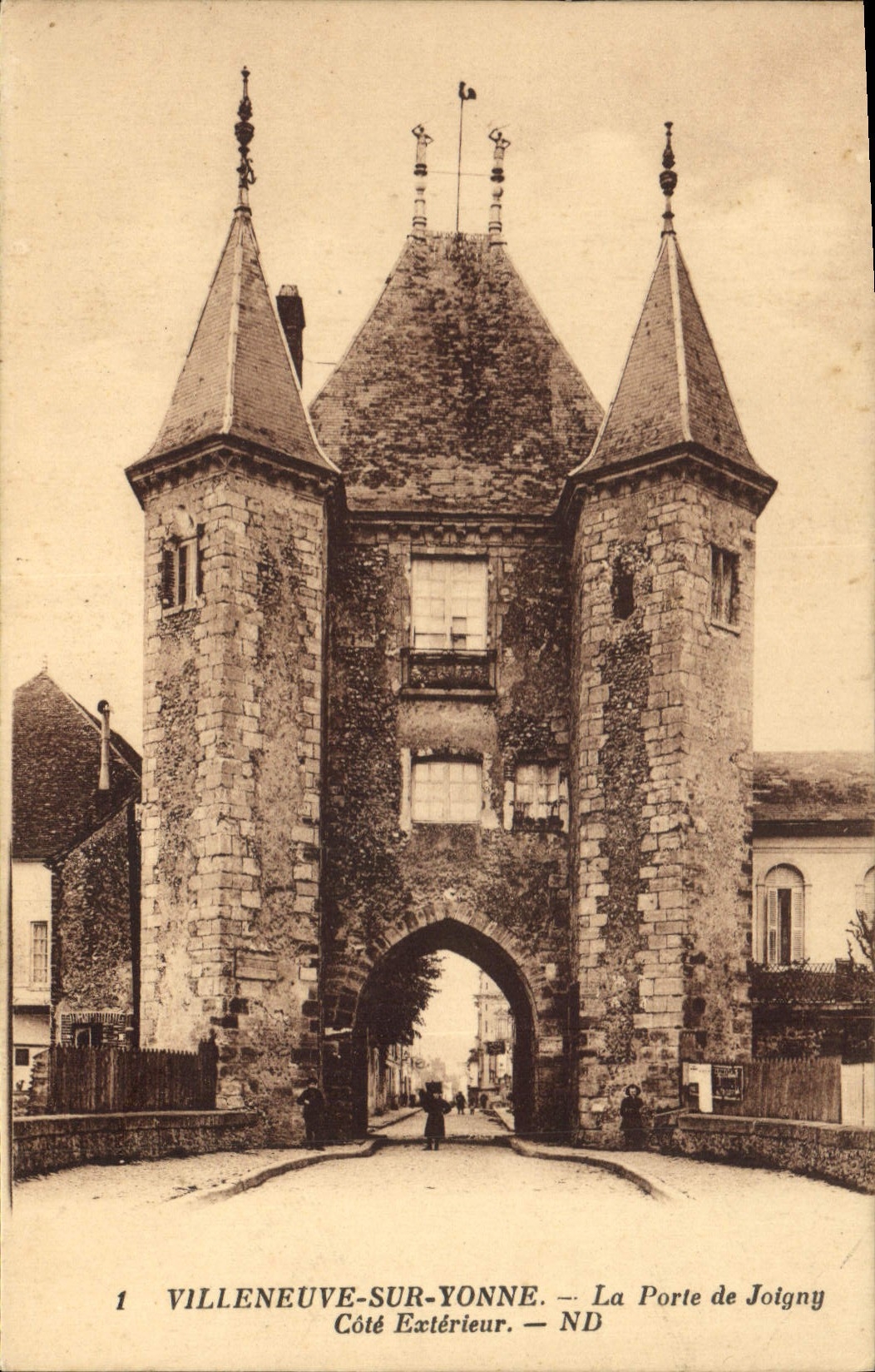 CPA Villeneuve sur Yonne Porte de Joigny cote exterieur 
