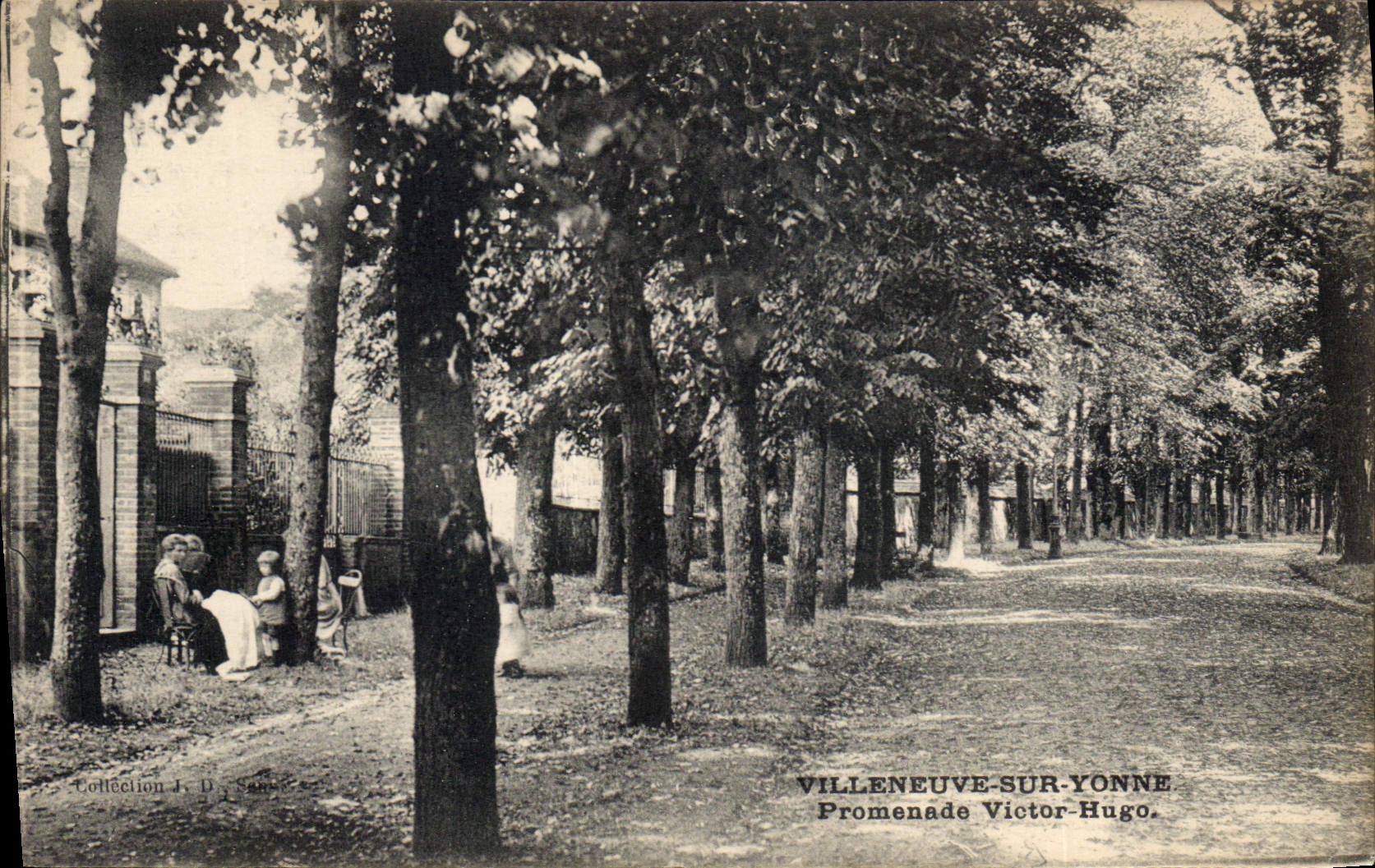 CPA Villeneuve sur Yonne Promenade Victor Hugo