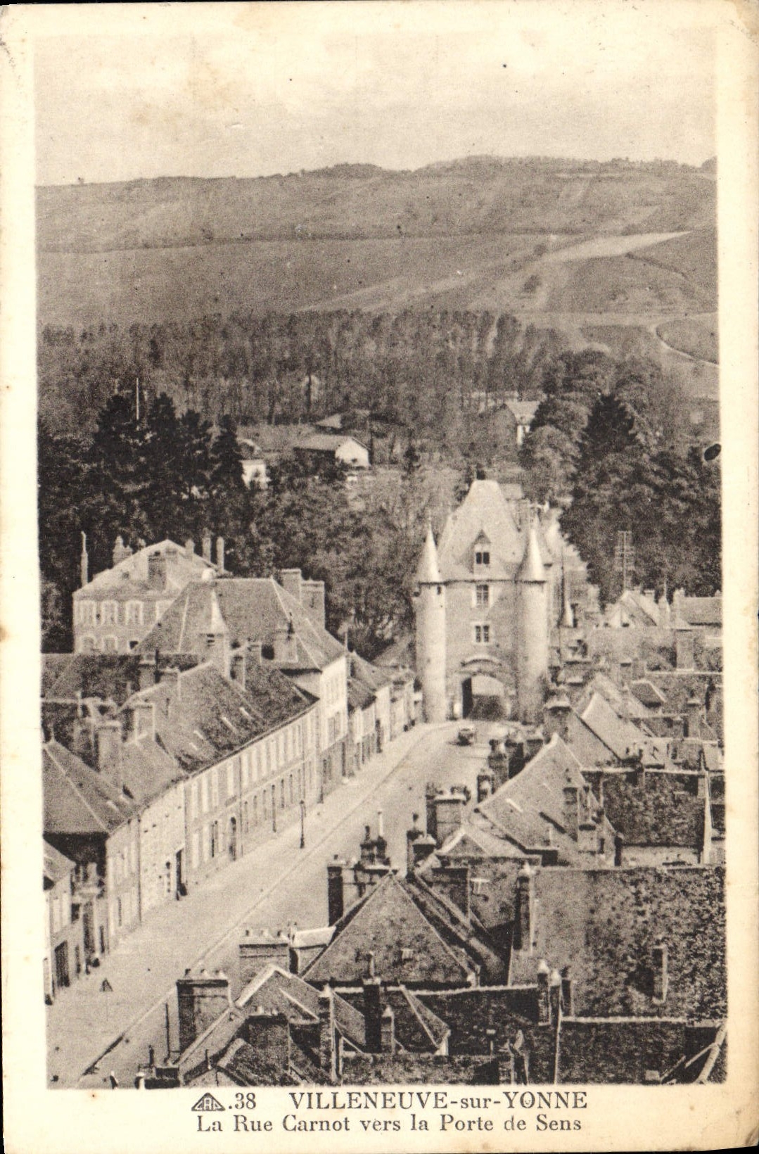 CPA Villeneuve sur Yonne La Rue Carnot vers la Porte de Sens
