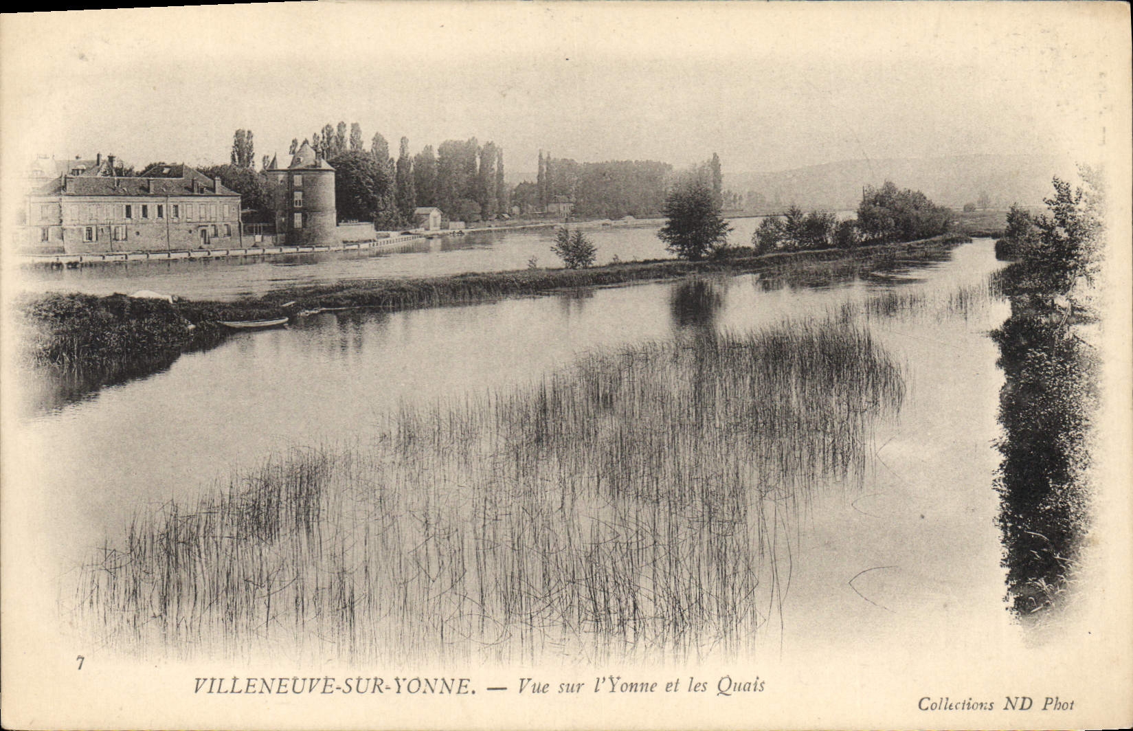 CPA Villeneuve sur Yonne Vue sur L'Yonne et les Quais 