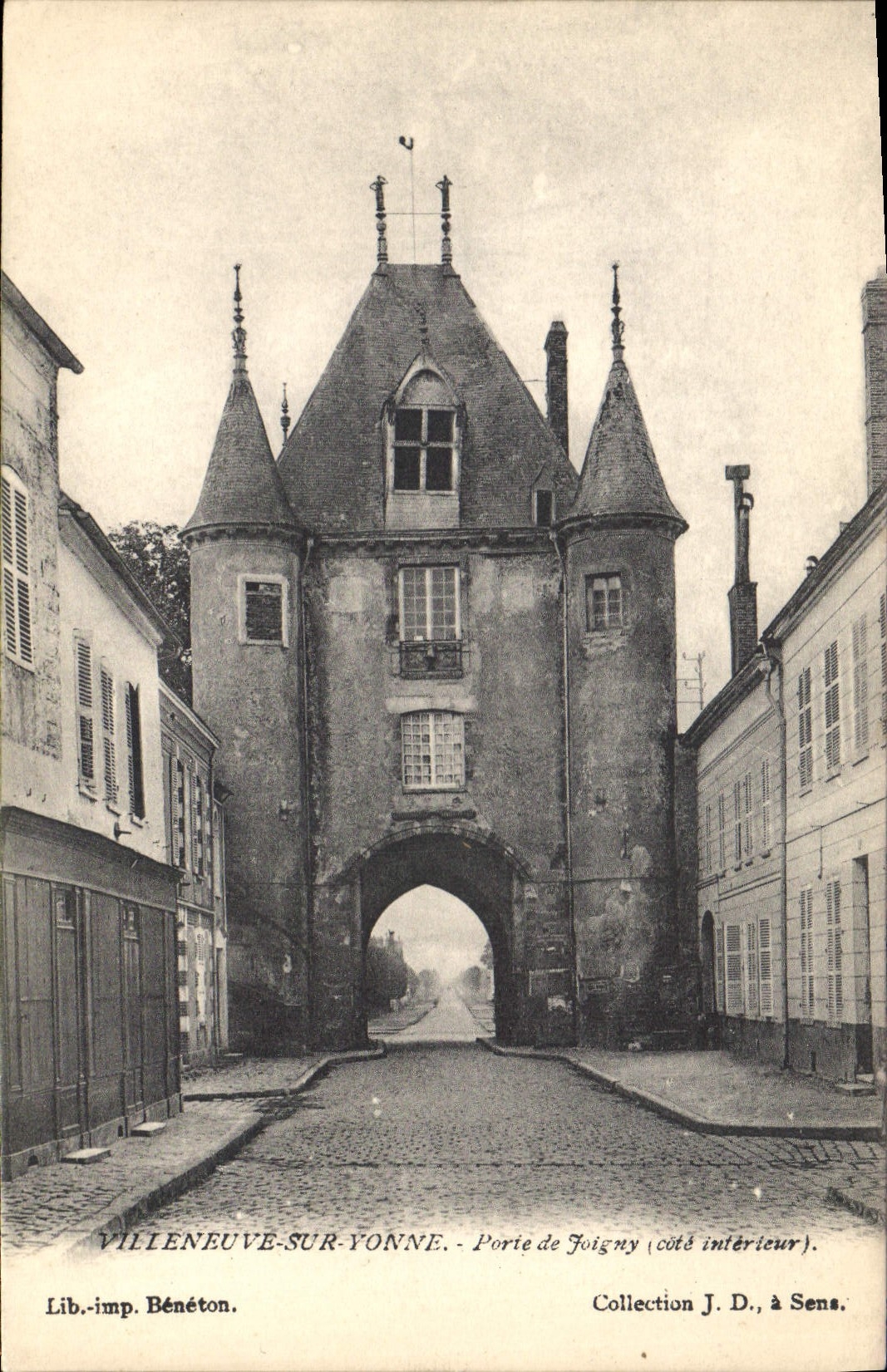 CPA Villeneuve sur Yonne Porte de Joigny cote interieur