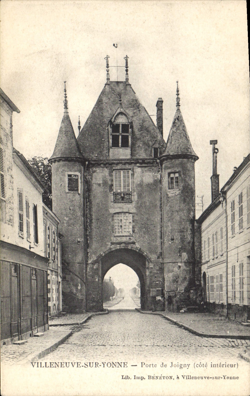 CPA Villeneuve sur Yonne Porte de Joigny cote interieur 