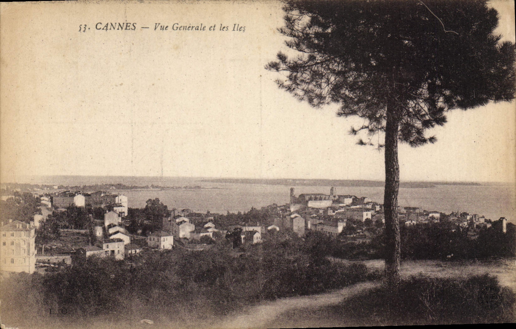 CPA Cannes Vue generale et les Iles 