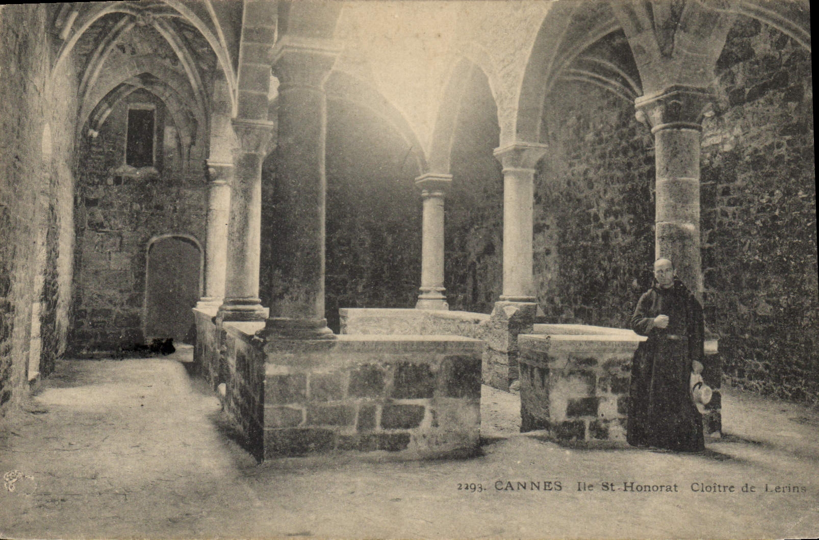 CPA Cannes Ile St Honorat Cloitre de Lerins