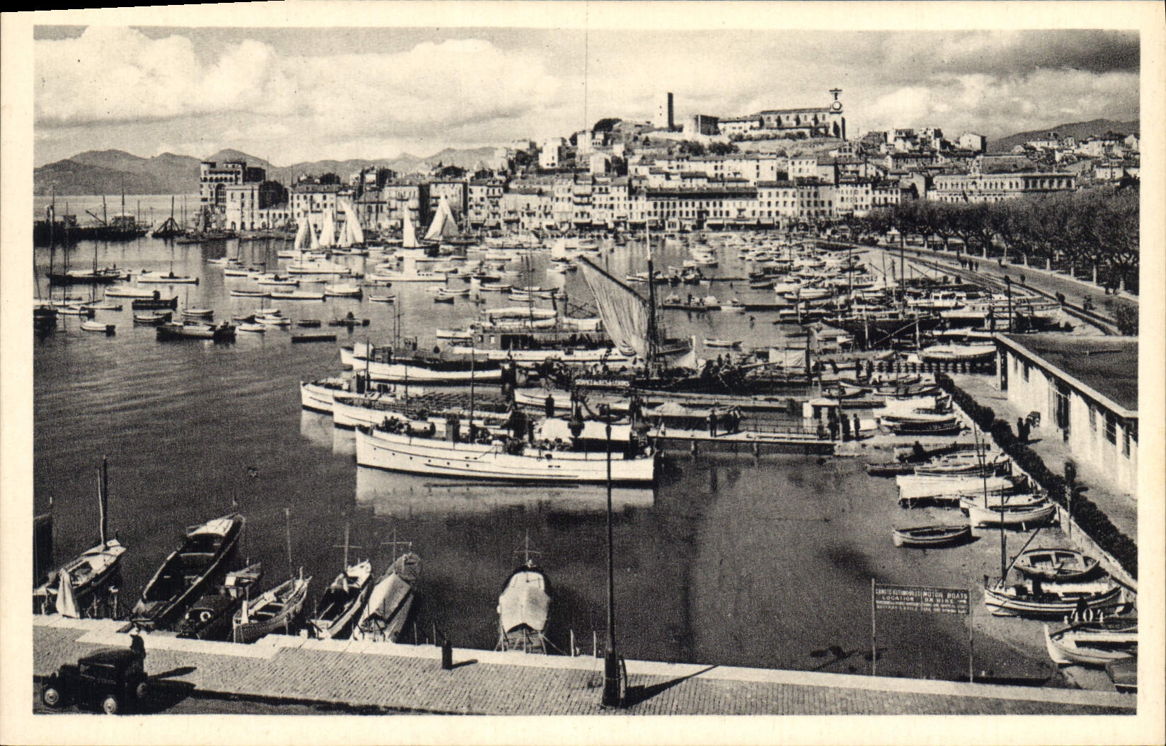 CPA Cannes Le Port Vue generale du Suquet Bateaux