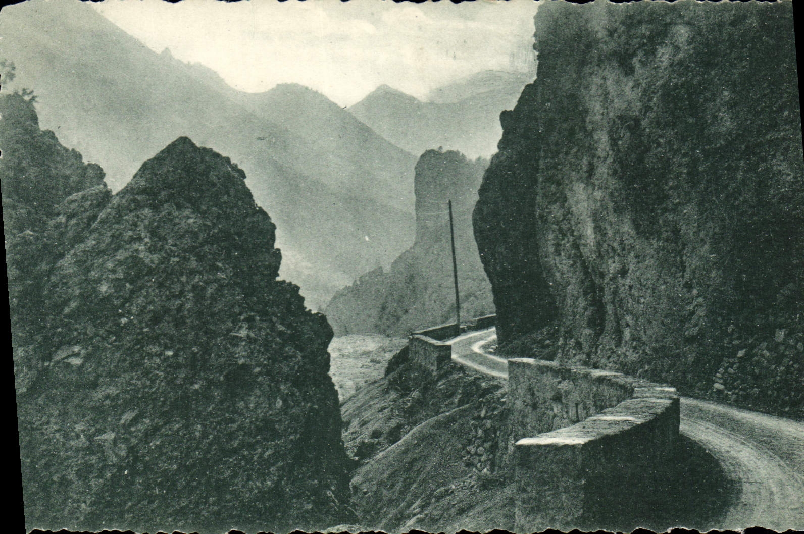 CPA Routes des Alpes de Nice a Barcelonnette Route de Peone a Guillaumes