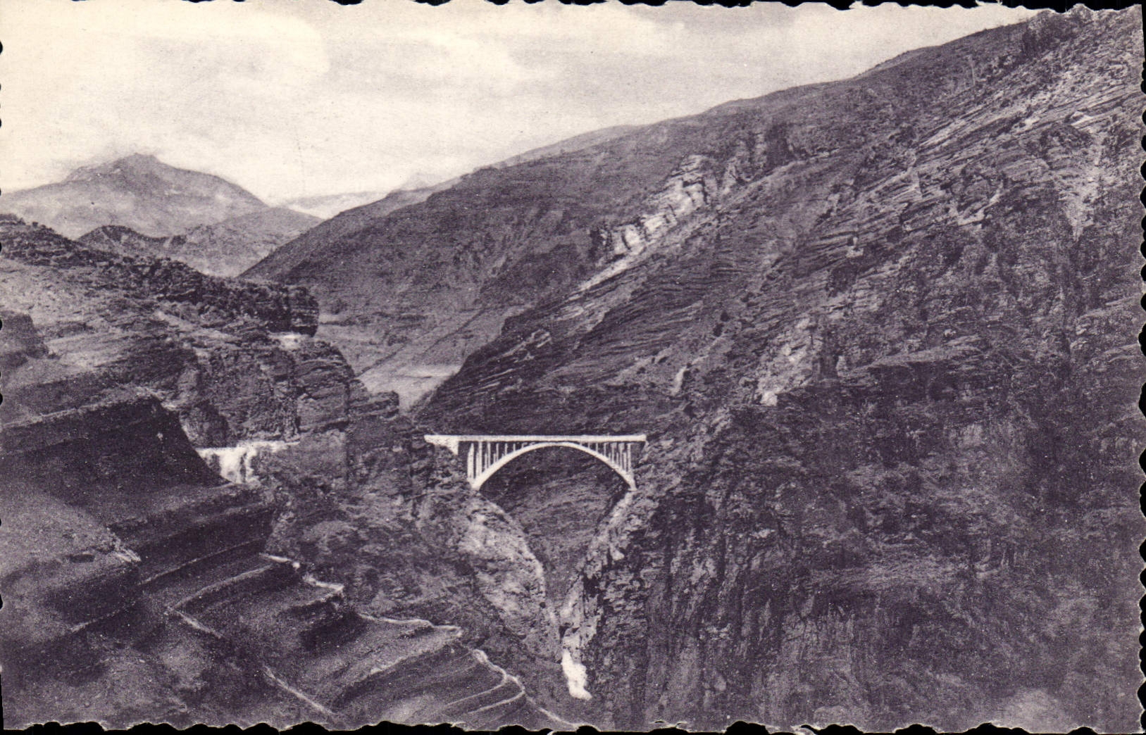CPA Route des Alpes Route des Gorges rouges de Daluis 