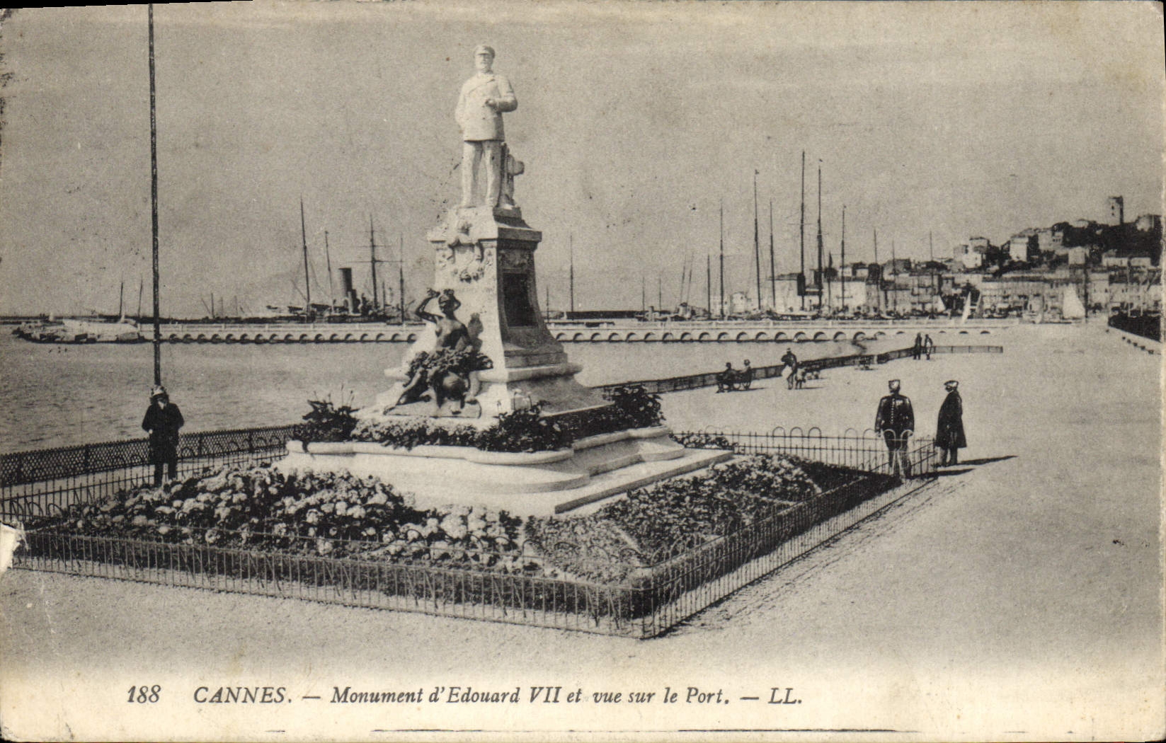 CPA Cannes Monument d'Edouard VII et vue sur le Port 