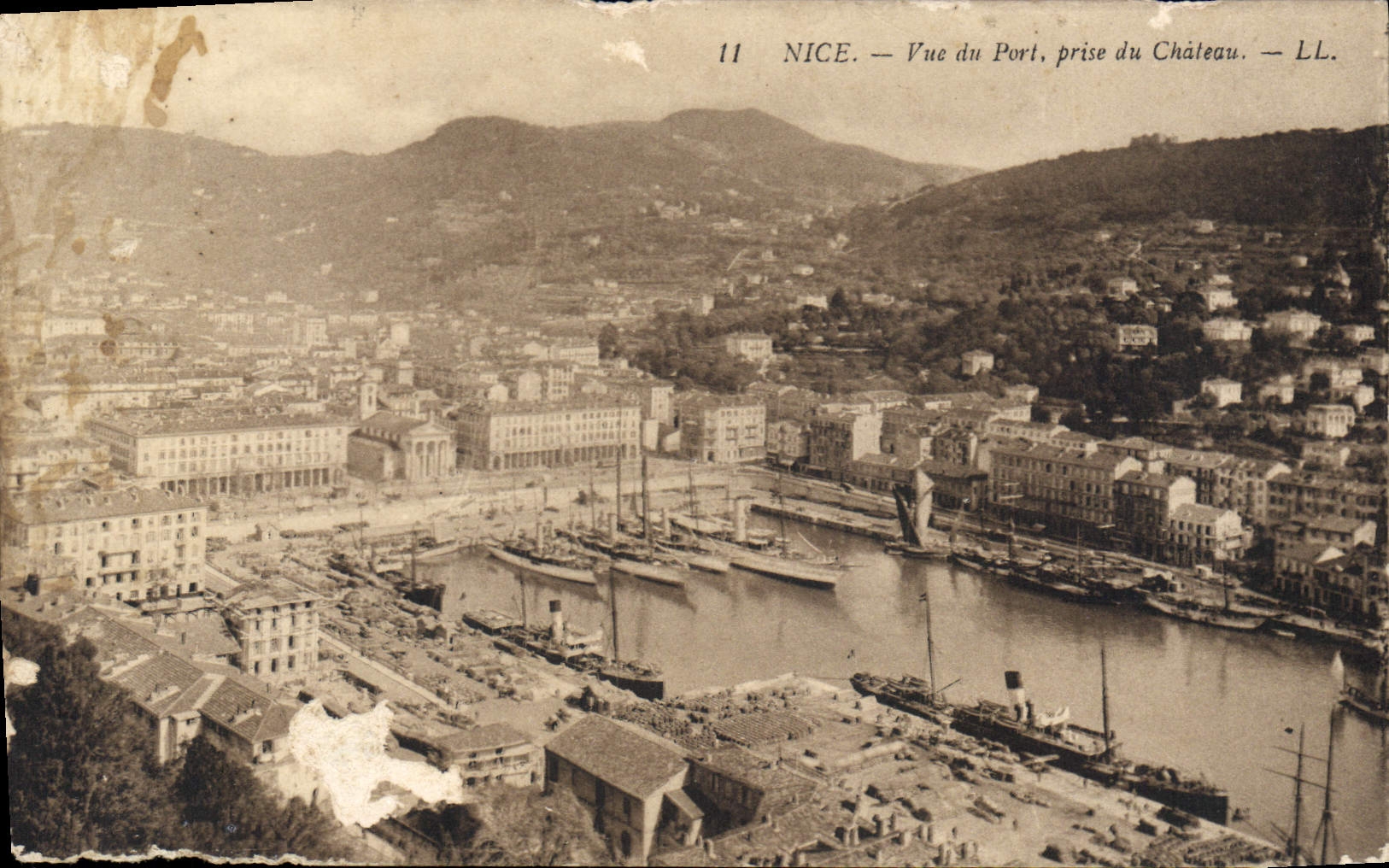 CPA Nice Vue du Port prise du Chateau Bateaux