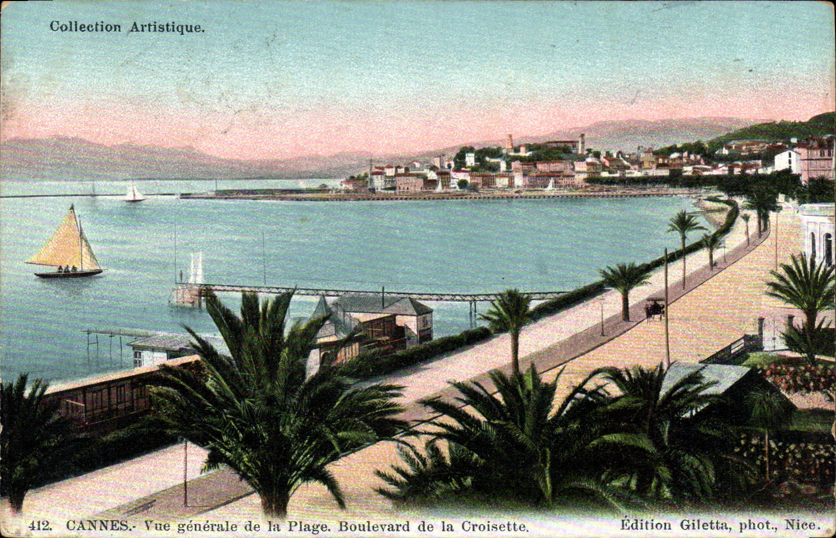 CPA Cannes Vue generale de la Plage Boulevard de la Croisette 