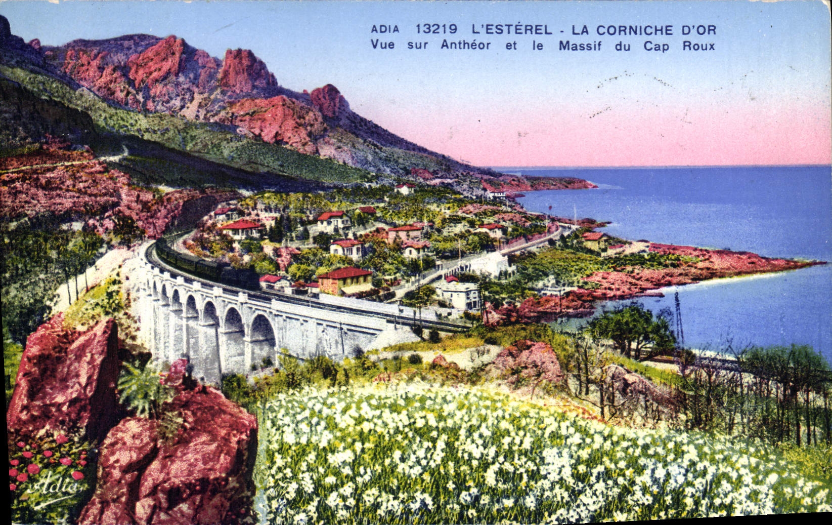CPA l'Esterel La Corniche d'Or Vue sur Antheor et le Massif du Cap Roux
