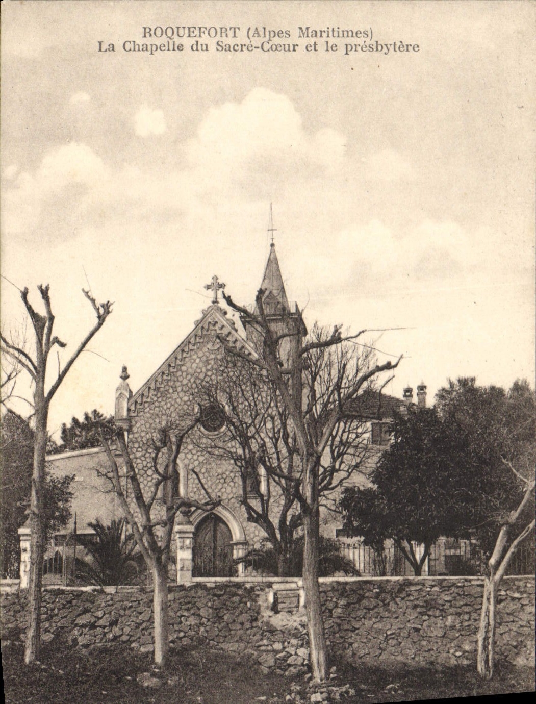 CPA Roquefort Alpes Maritimes La Chapelle su Sacre Coeur et le presbytere 