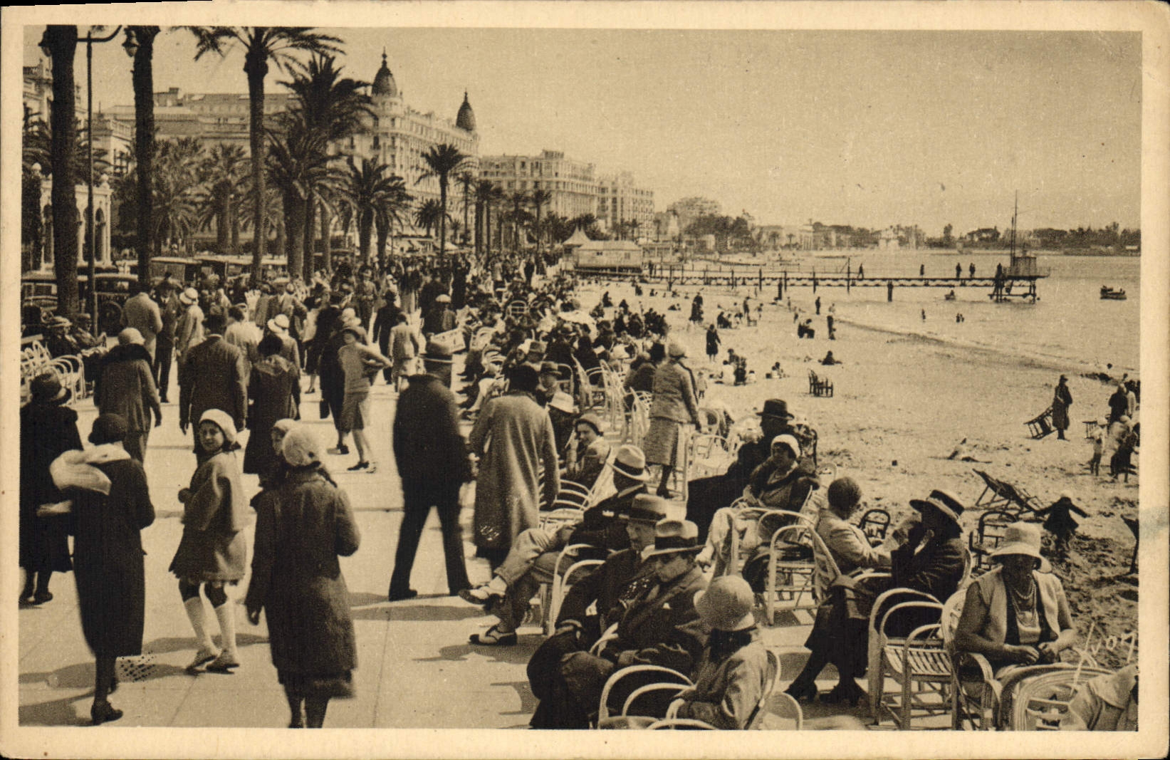 CPA Cote d'Azur Cannes Alpes Maritimes Promenade de la Croisette 