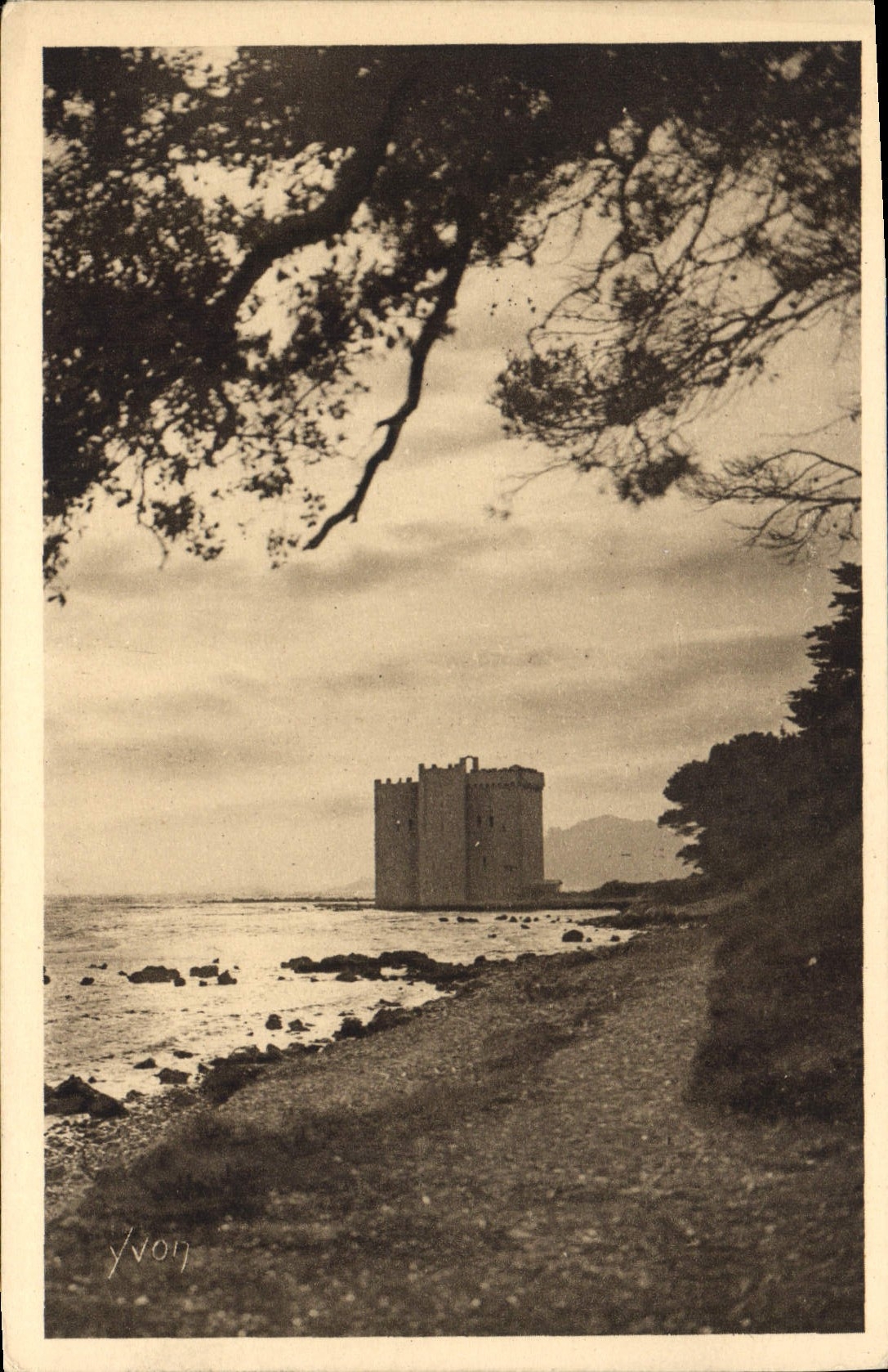 CPA La Douce France Cote d'Azur Cannes Alpes Maritimes l'Ile Saint Honorat