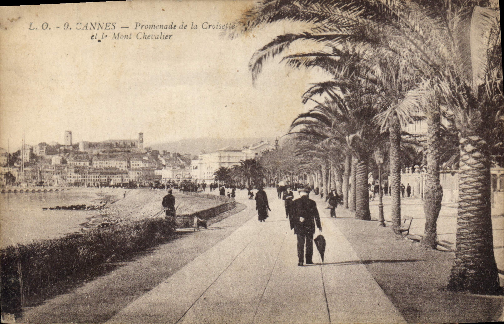 CPA Cannes Promenade de la Croisette et le Mont Chevalier 