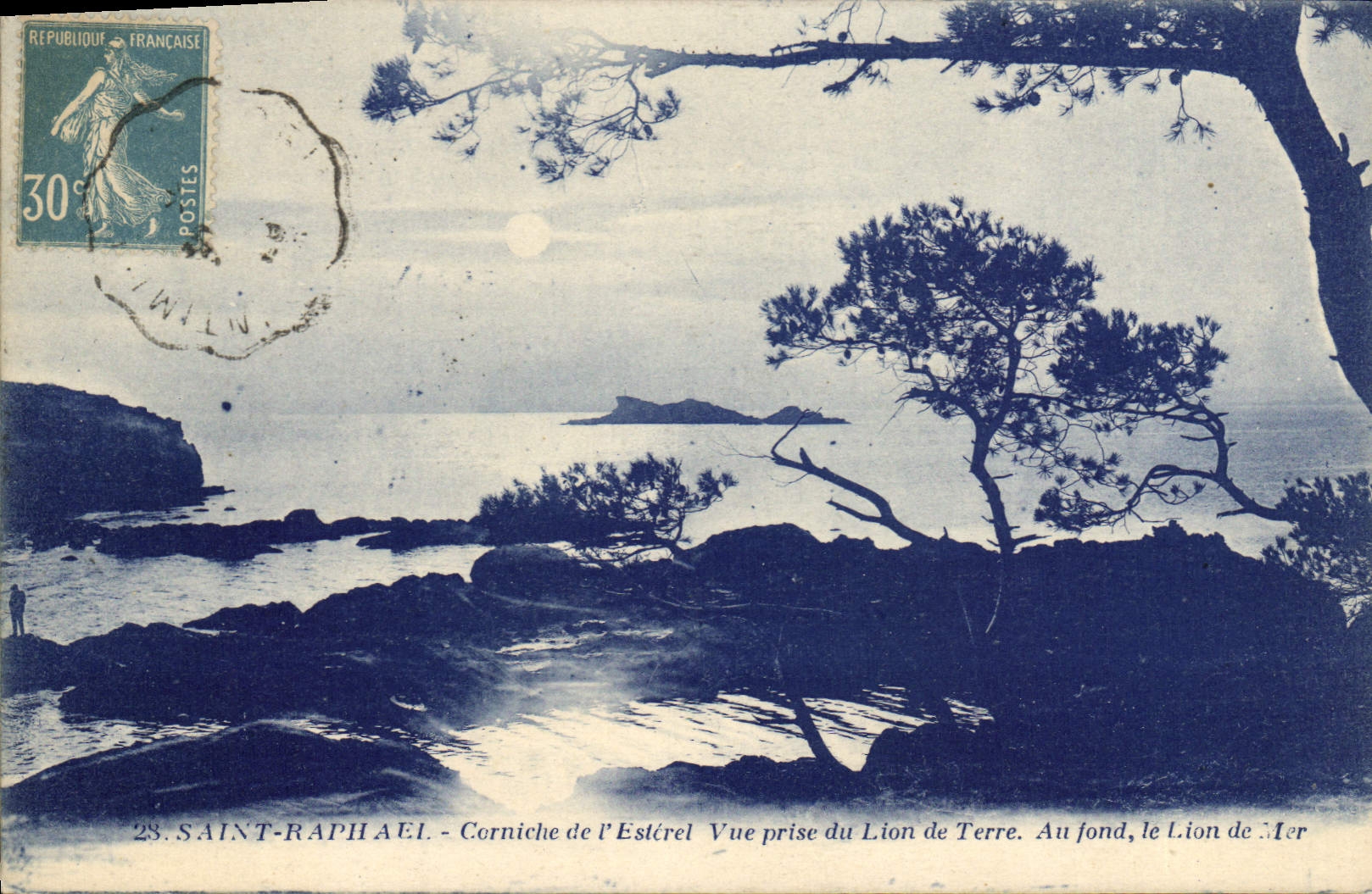 CPA Saint Raphael Vue prise du Lion de Terre Au fond le Lion de Mer 