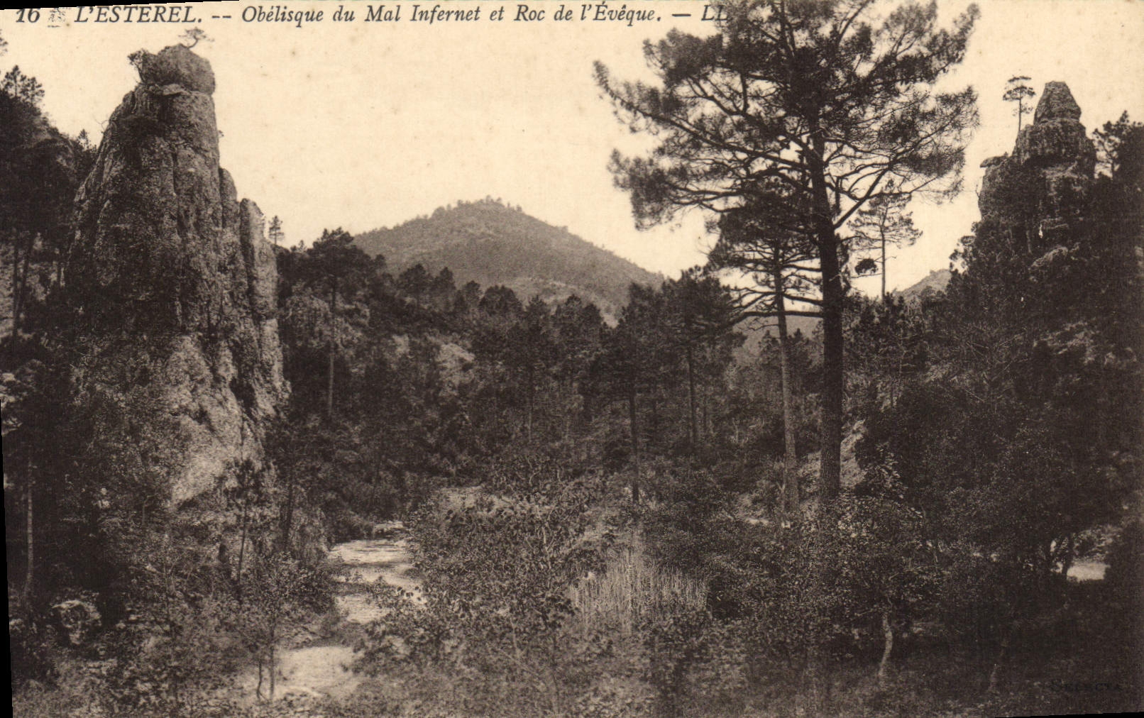 CPA l'Esterel Obelisque du Mal Infernet et Roc de l'Evenque