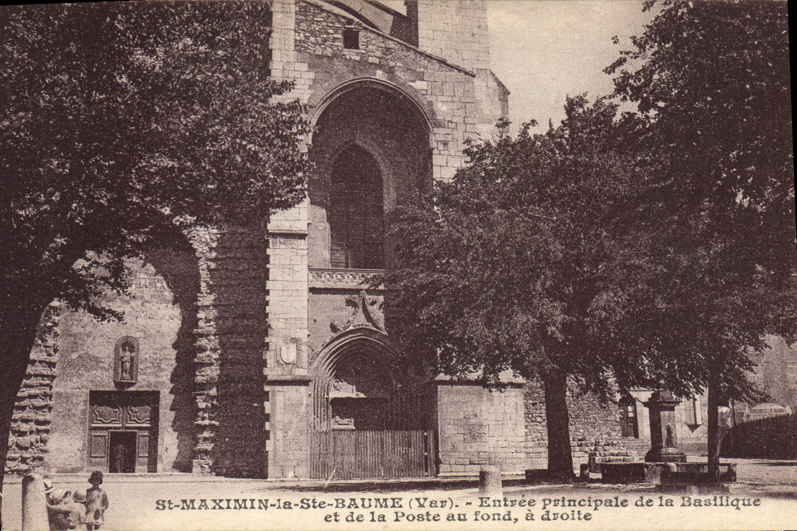 CPA St Manimin la Ste Baumex Var Entree principale de la Basilique et de la Poste au fond a droite 