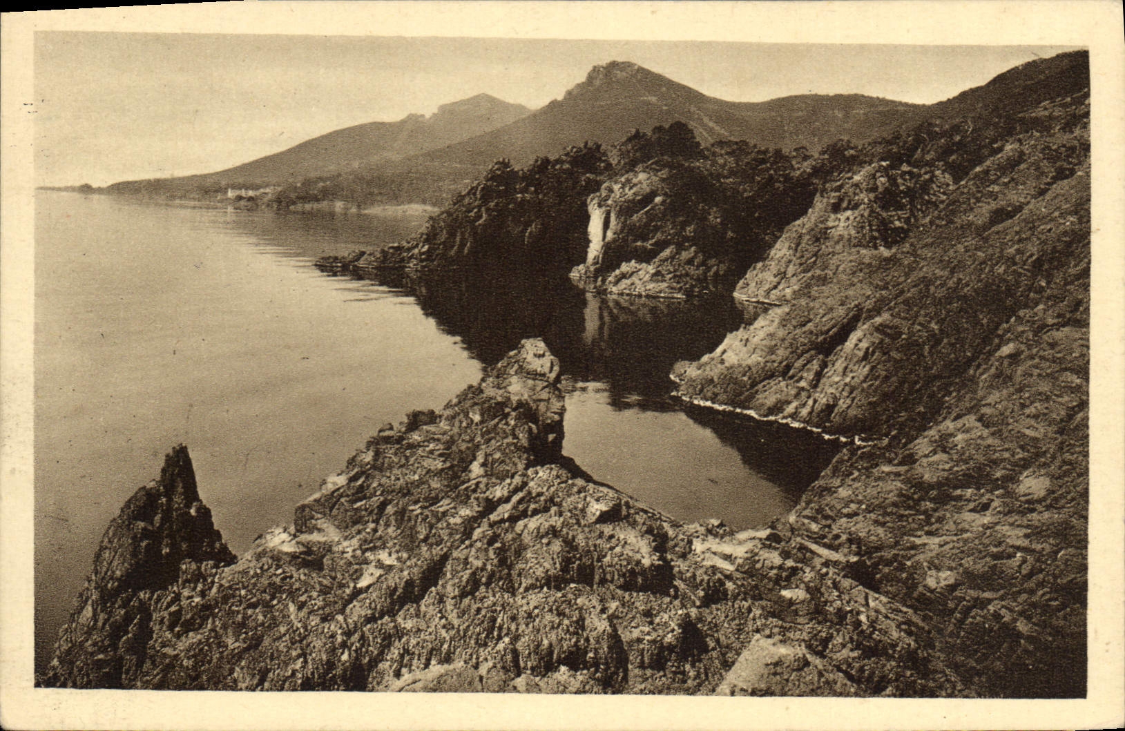CPA Route de la Corniche d'Or Les rochers du Trayas le Pic Aurele et le Cap Roux