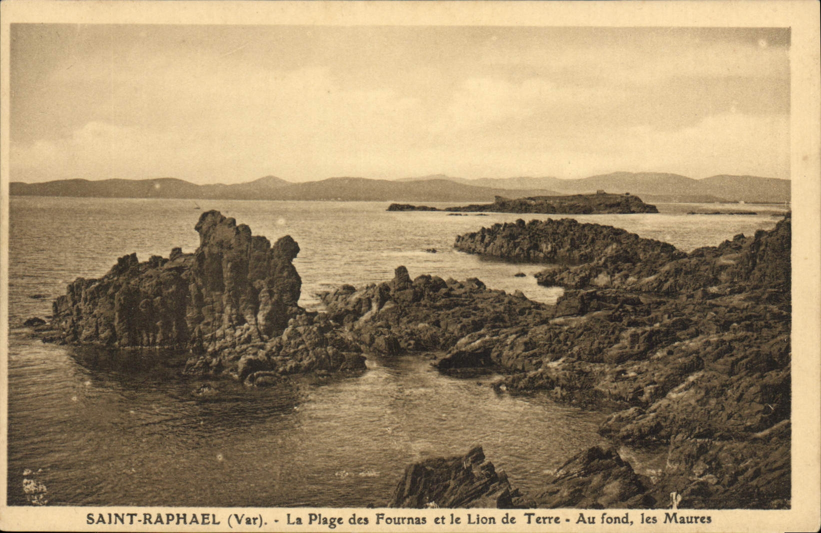 CPA Saint Raphael Var La Plage des Fournas et le Lion de Terre Au fond les Maures 