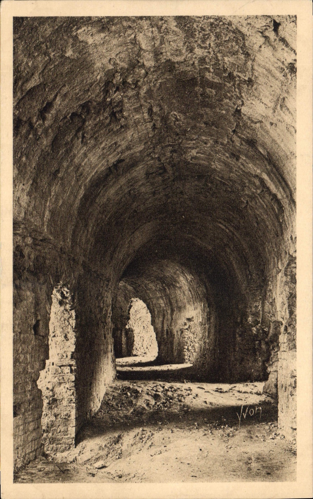 CPA La Douce France Paysages et Pierres de Provence Frejus Galeries voutees des Arenes