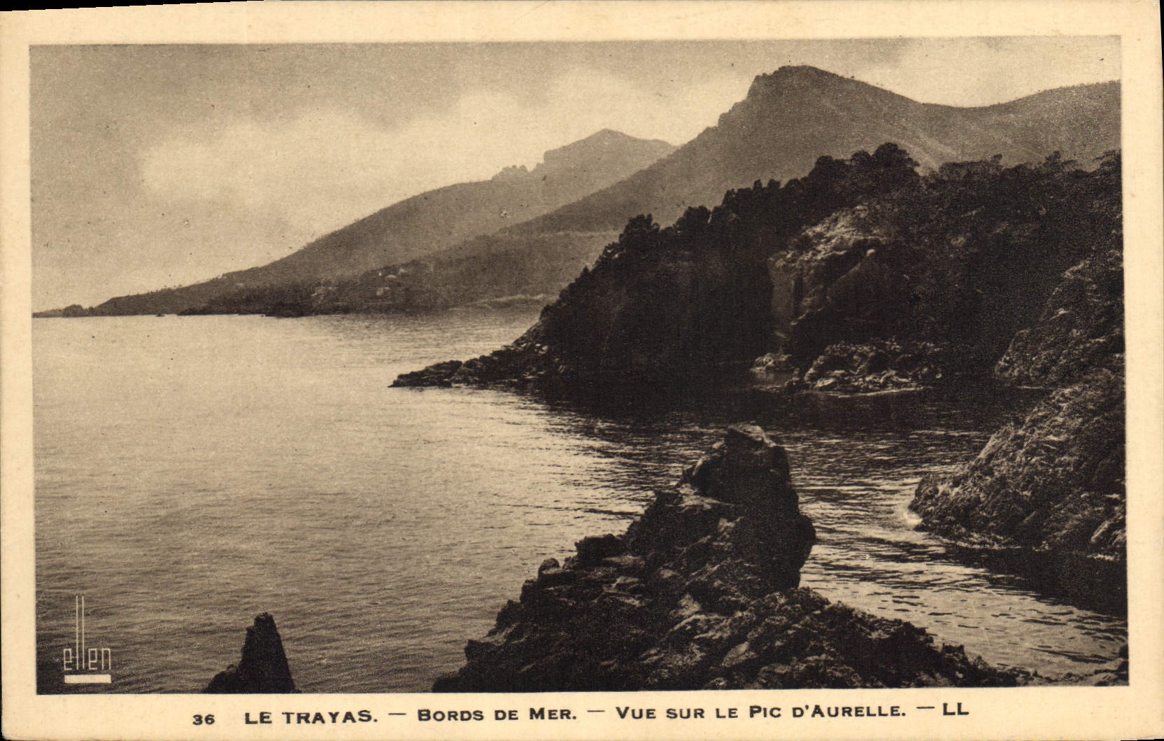 CPA Le Trayas Bords de Mer Vue sur le Pic d'Aurelle