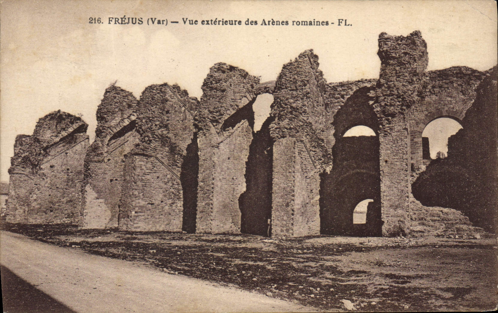 CPA Frejus Var Vue exterieure des Arenes romaines