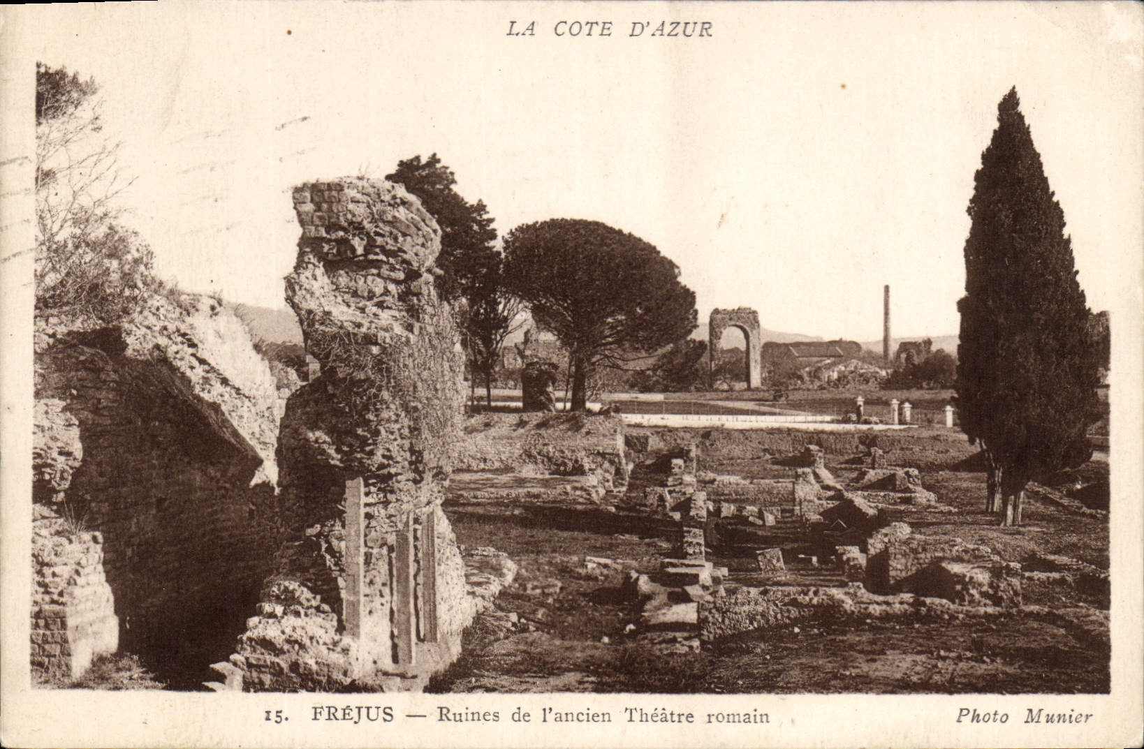 CPA La Cote d'Azur Frejus Ruines de l'ancien Theatre romain 