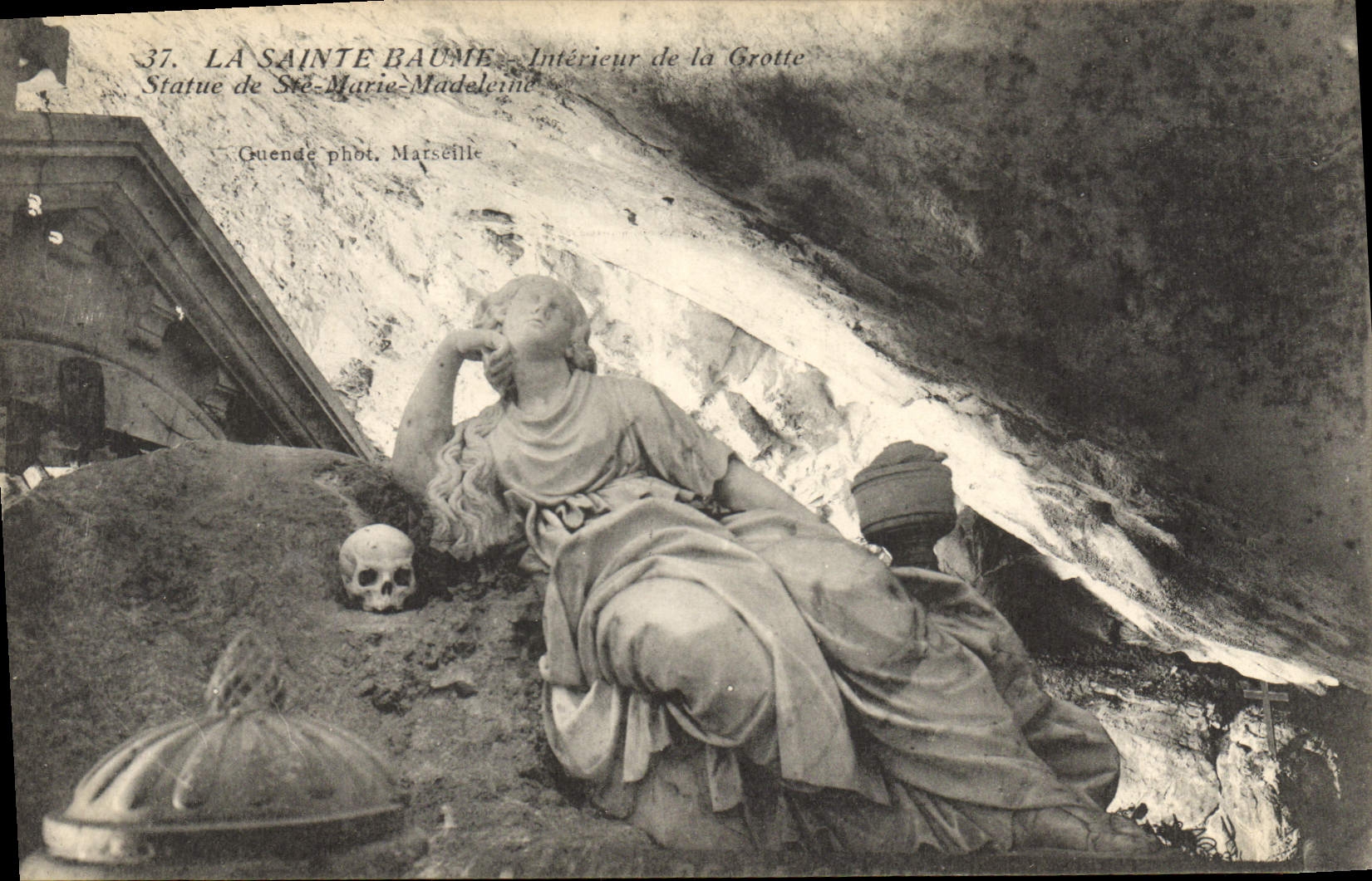 CPA La Sainte Baume Interieur de la Grotte Statue de Ste Marie Madeleine 